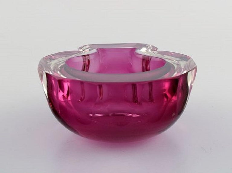 Murano bowl in pink mouth-blown art glass. Italian design, 1960s.
Measures: 11 x 5.5 cm
In excellent condition.