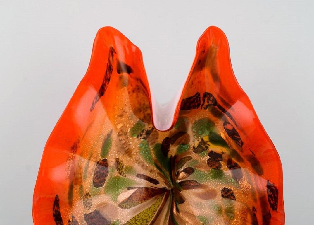 Murano-Schale aus polychromem mundgeblasenem Kunstglas. 
Orangefarbener Hintergrund. Italienisches Design/One, 1960er Jahre.
Maße: 22,5 x 7 cm
In ausgezeichnetem Zustand.