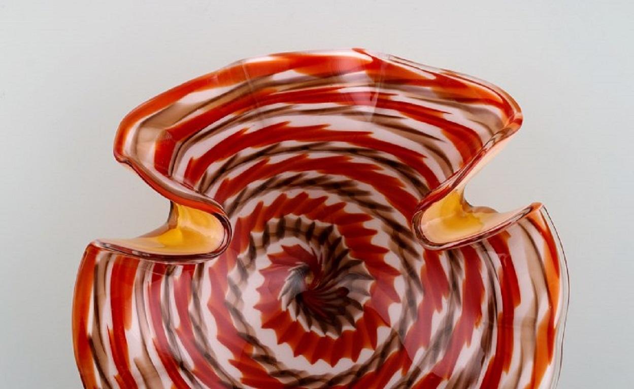 Coupe Murano en verre d'art soufflé bouche polychrome. 
Décoration en spirale. Design italien, années 1960.
Mesures : 20 x 7 cm
En parfait état.