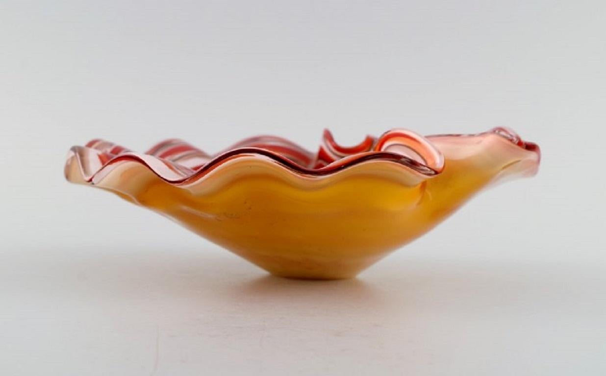 Murano bowl in polychrome mouth blown art glass. Spiral decoration. In Excellent Condition For Sale In Copenhagen, DK