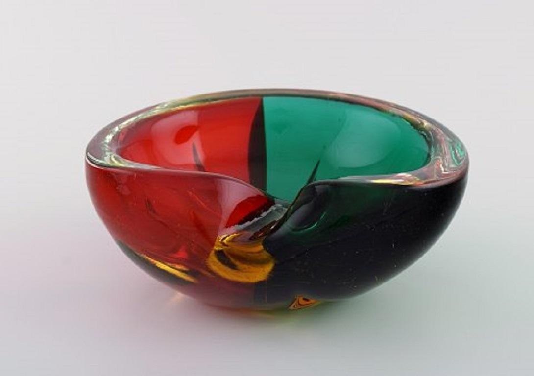 Murano bowl in red and green mouth blown art glass. Italian design, 1960s.
Measures: 16 x 7.5 cm.
In perfect condition.