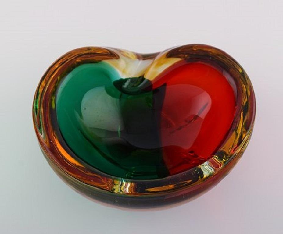 Mid-Century Modern Murano Bowl in Red and Green Mouth Blown Art Glass. Italian Design, 1960s