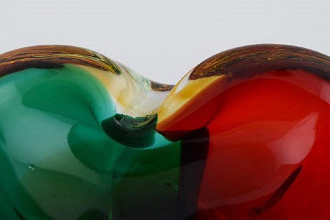Murano Bowl in Red and Green Mouth Blown Art Glass. Italian Design, 1960s In Excellent Condition In Copenhagen, DK