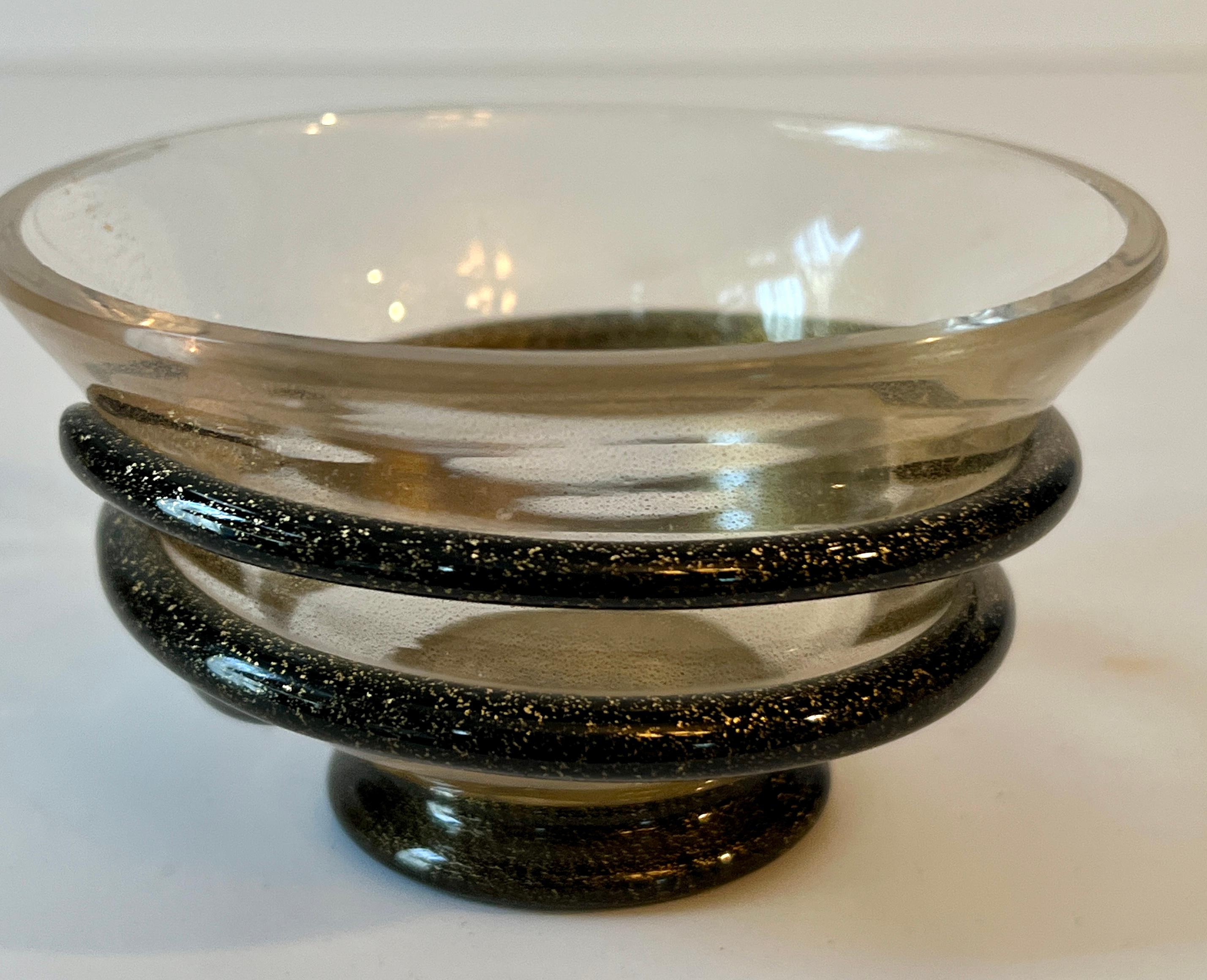 20ième siècle Bol Murano avec spirale sombre de mouchetures Brown et Gold en vente