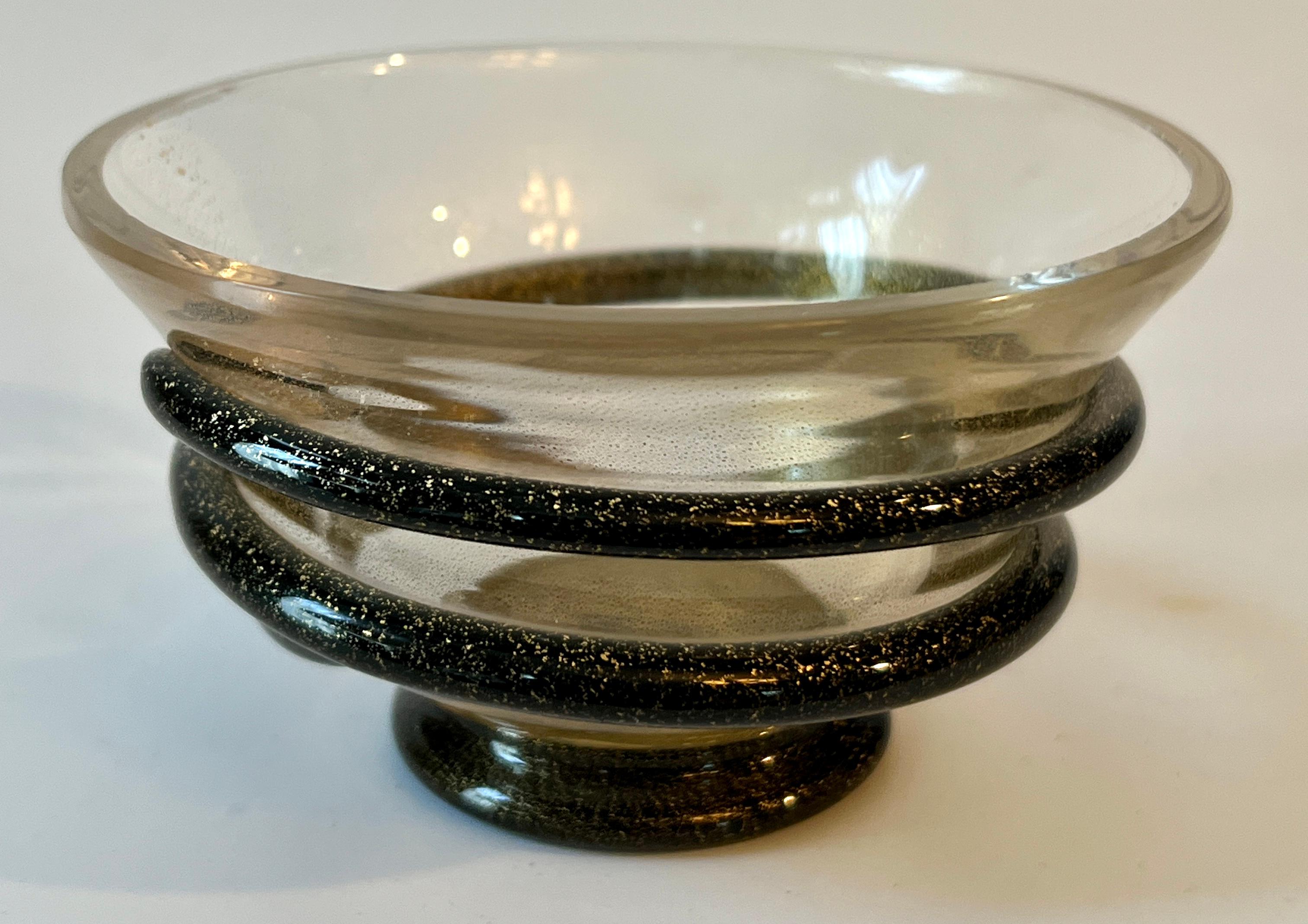 Verre de Murano Bol Murano avec spirale sombre de mouchetures Brown et Gold en vente