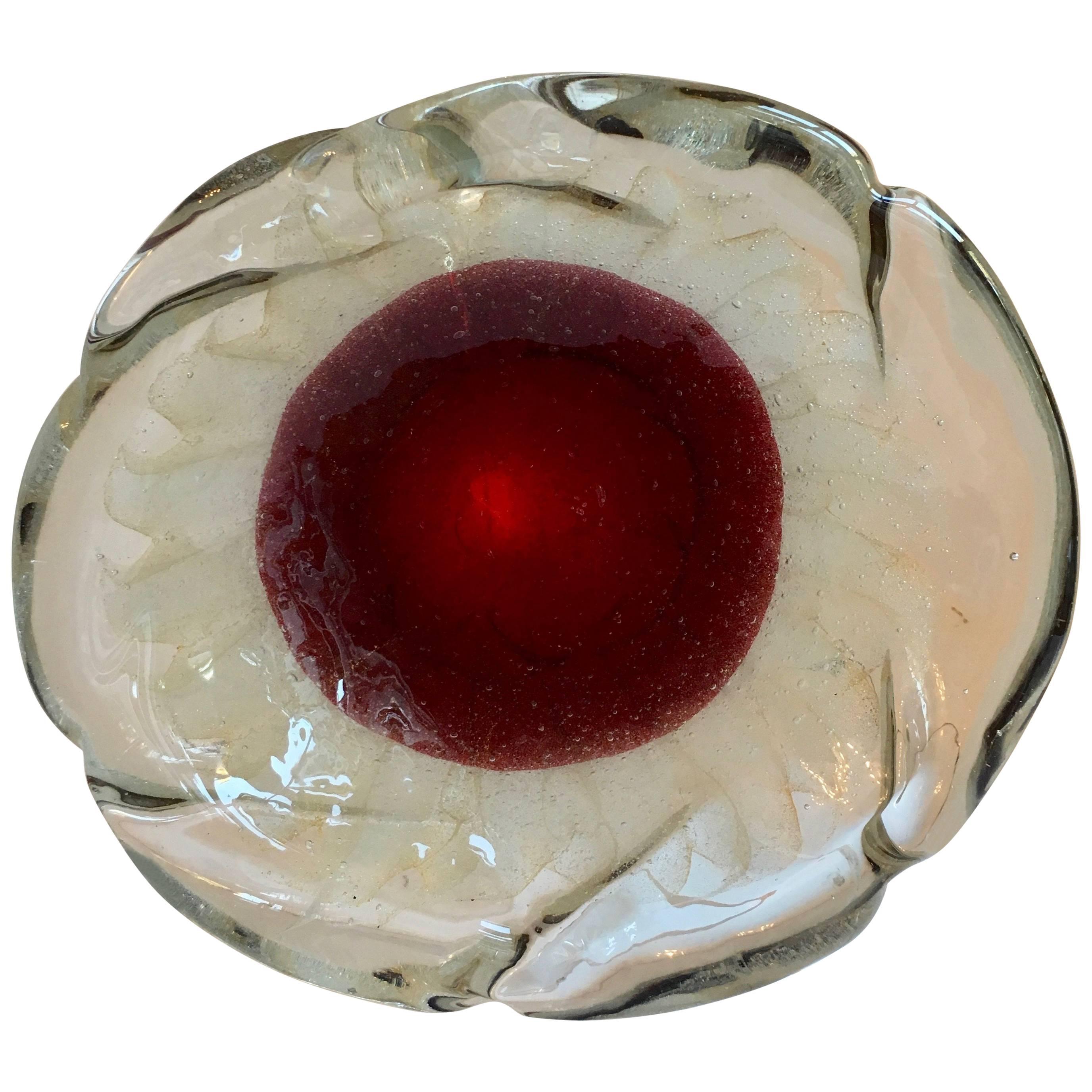 Una spettacolare ciotola di Murano - rara e desiderabile, questo pezzo ha un grande centro rosso con accenti d'oro a 24 carati sul retro.