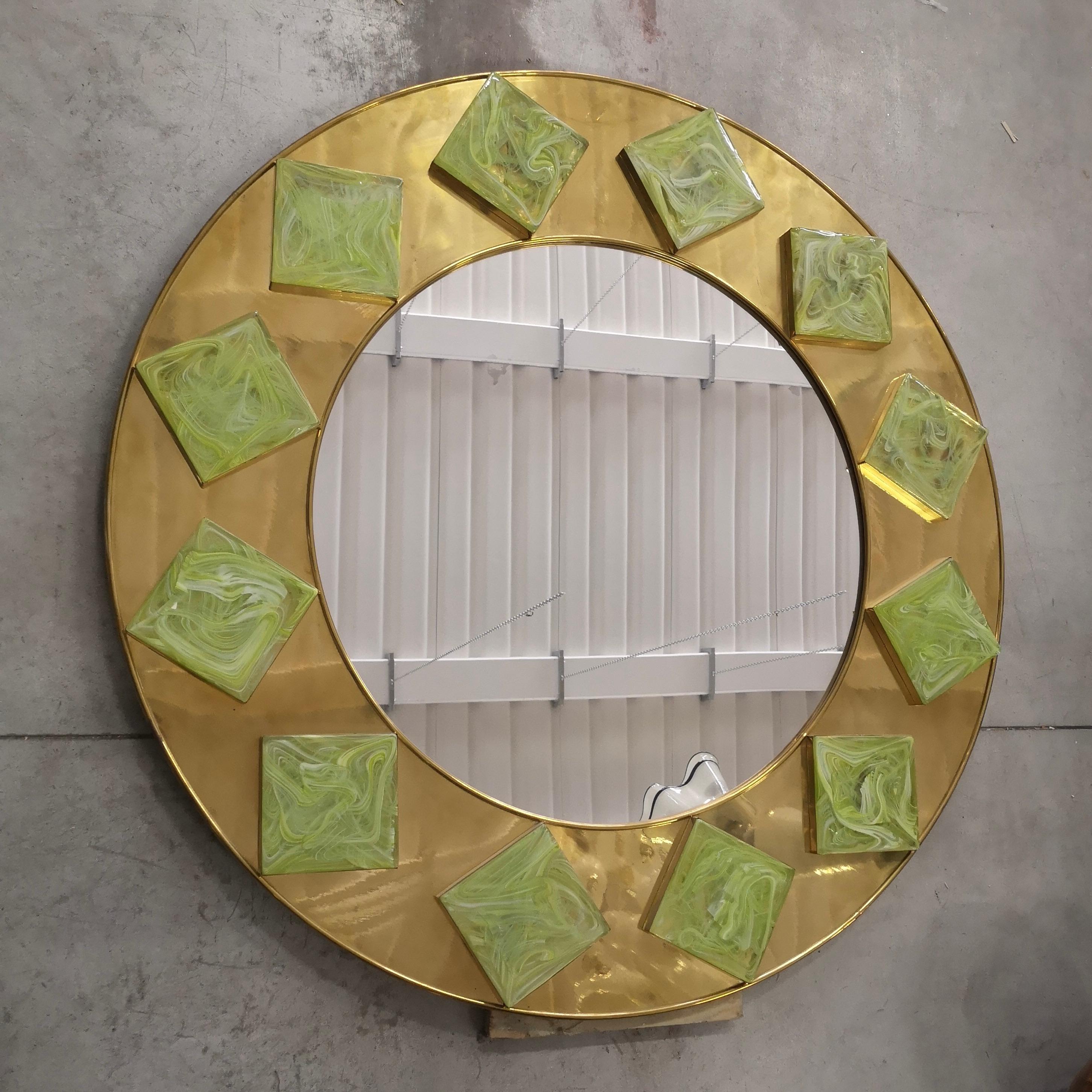 Murano Wandspiegel aus der Mitte des letzten Jahrhunderts. Dieser Spiegel hat ein sehr brillantes Aussehen, durch die Verwendung von nicht gemeinsamen Materialien, Messing und Murano Glas grün Quadrat.

Holzrahmen, überzogen mit einem Messingrahmen.
