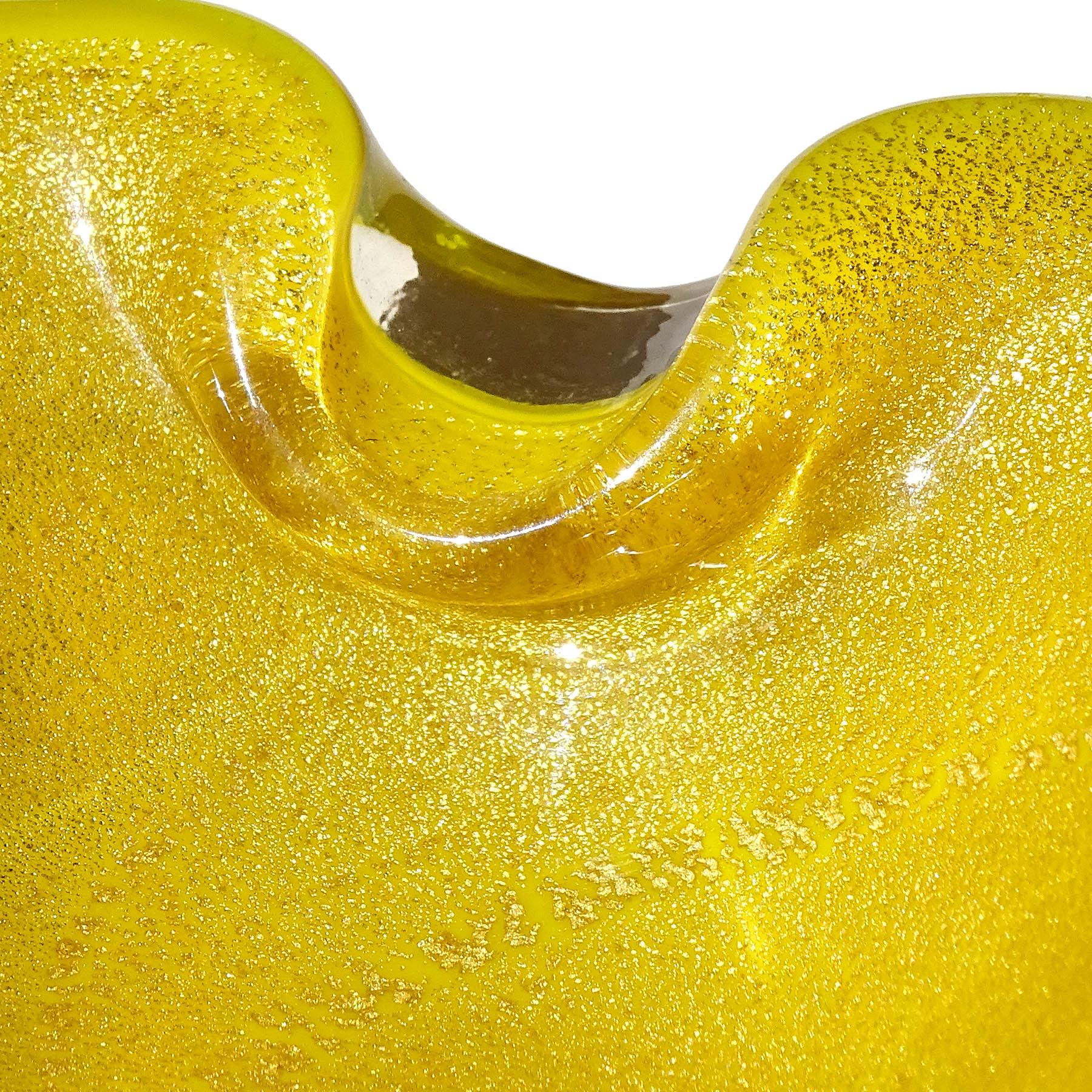 Aschenbecher aus italienischem Murano-Kunstglas mit leuchtenden Gelbgoldflecken und Herzschalen (Handgefertigt) im Angebot