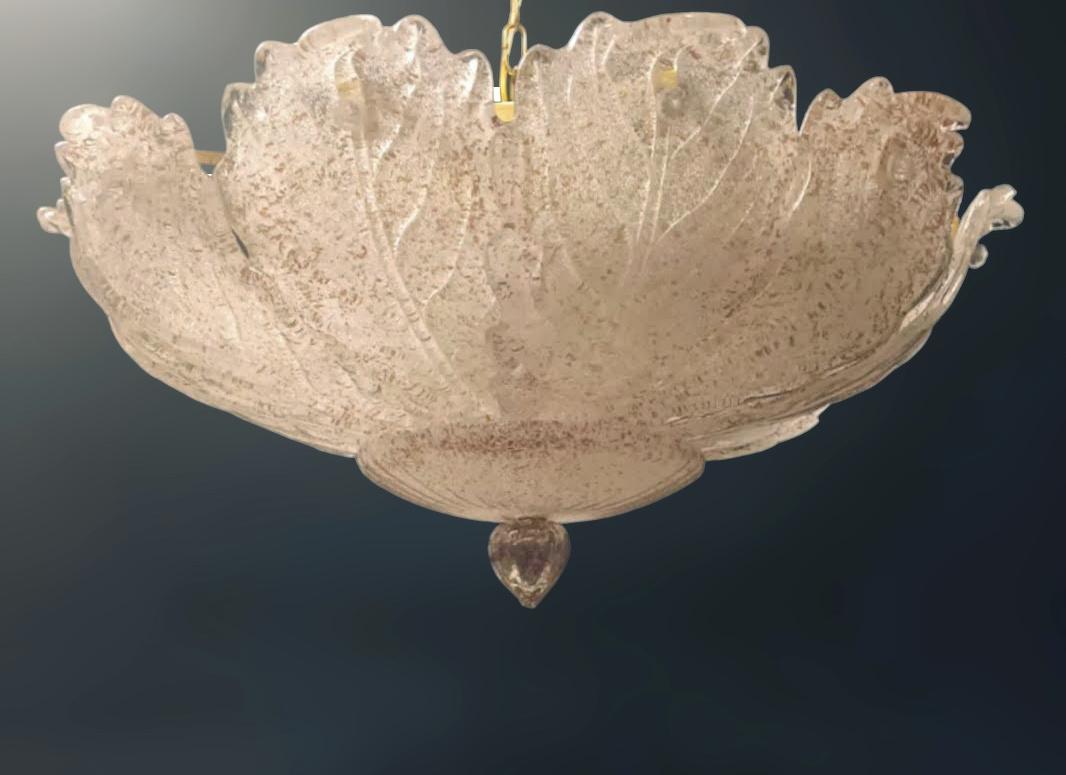Vintage Italienisch flush mount mit Murano-Glas Blätter mundgeblasen mit bronzefarbenen Graniglia specs zu produzieren körnige strukturierte Wirkung / Made in Italy im Stil der Barovier e Toso, circa 1960er Jahre
5 Leuchten / Typ E26 oder E27 / je