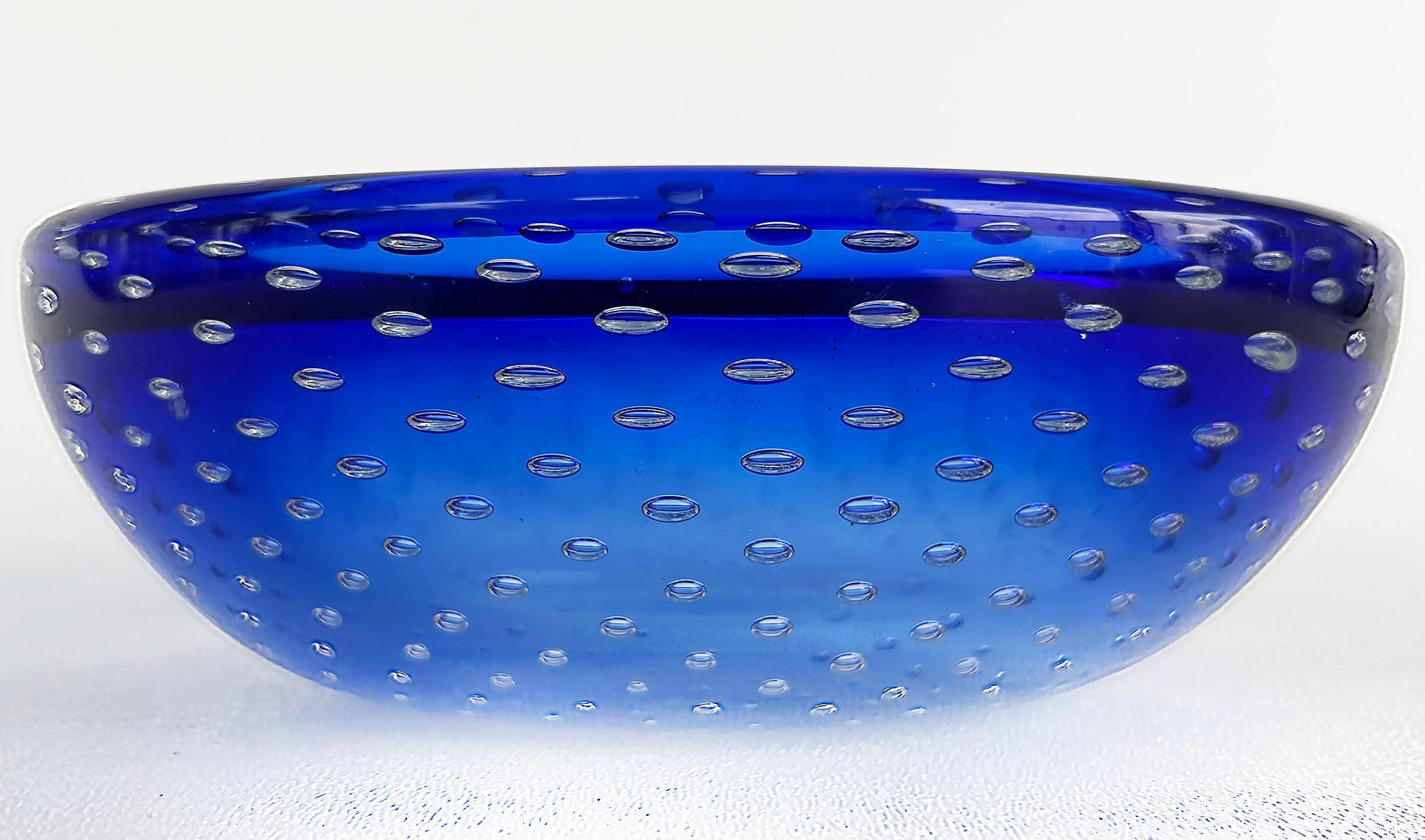 Ciotola decorativa in vetro soffiato blu e trasparente di Murano Bullicante

In vendita c'è una sostanziosa ciotola decorativa in vetro soffiato di Murano Bullicante di colore blu e trasparente. La tecnica delle bolle controllate bullicanti è stata