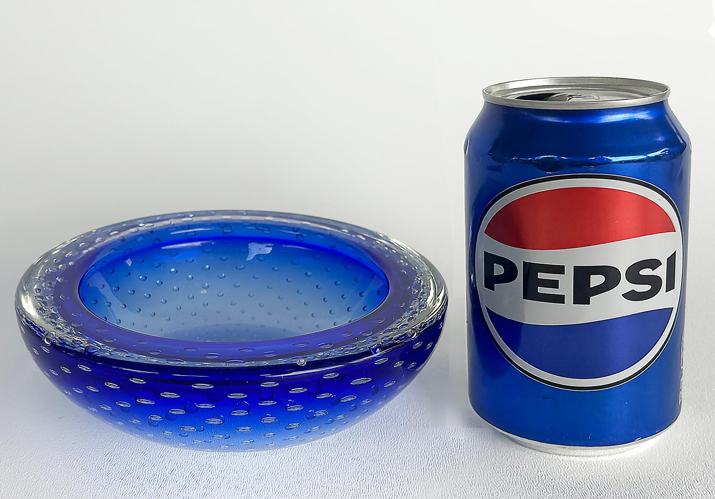 Mid-Century moderno Ciotola decorativa in vetro soffiato blu e trasparente di Murano Bullicante in vendita