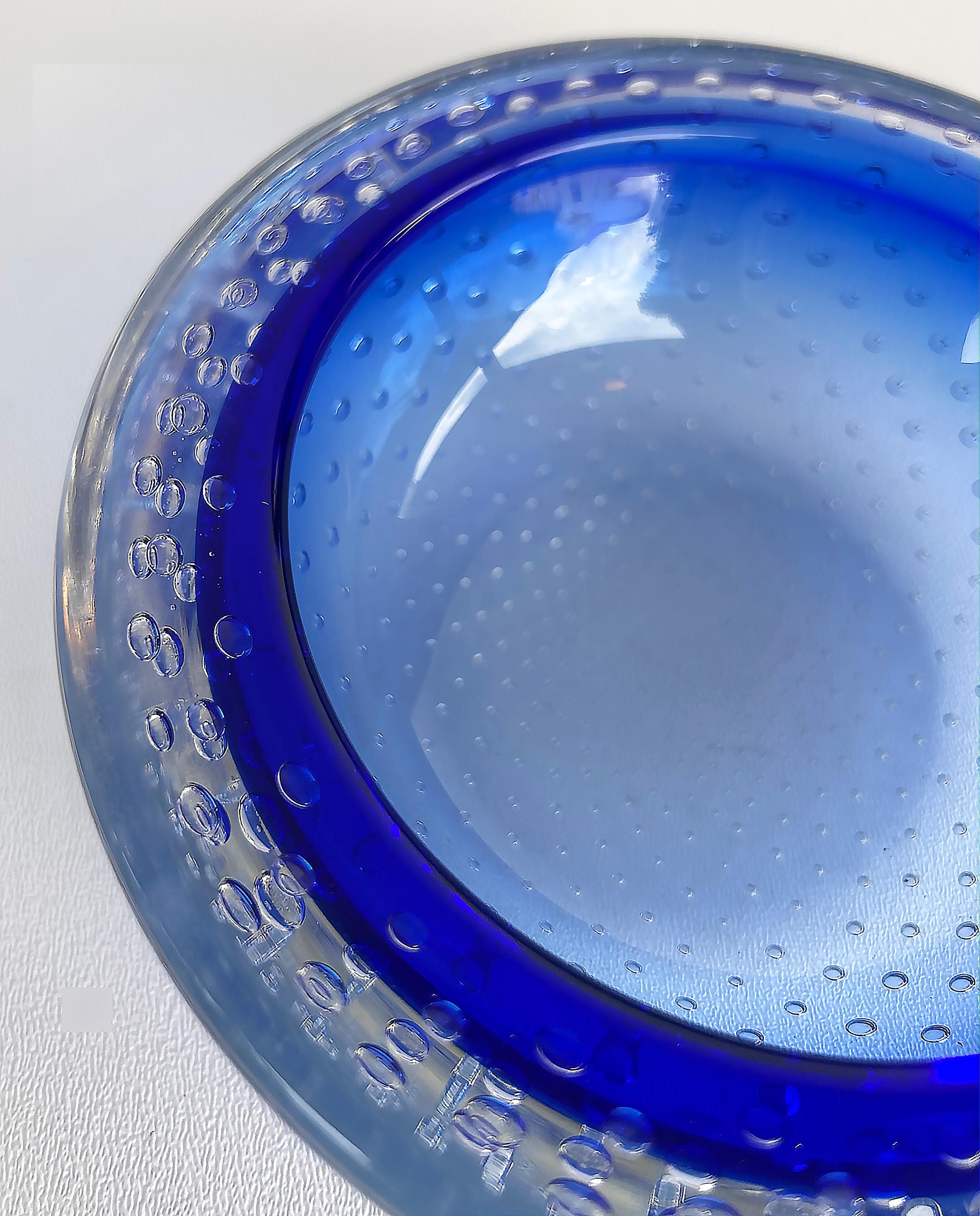 Italiano Ciotola decorativa in vetro soffiato blu e trasparente di Murano Bullicante in vendita