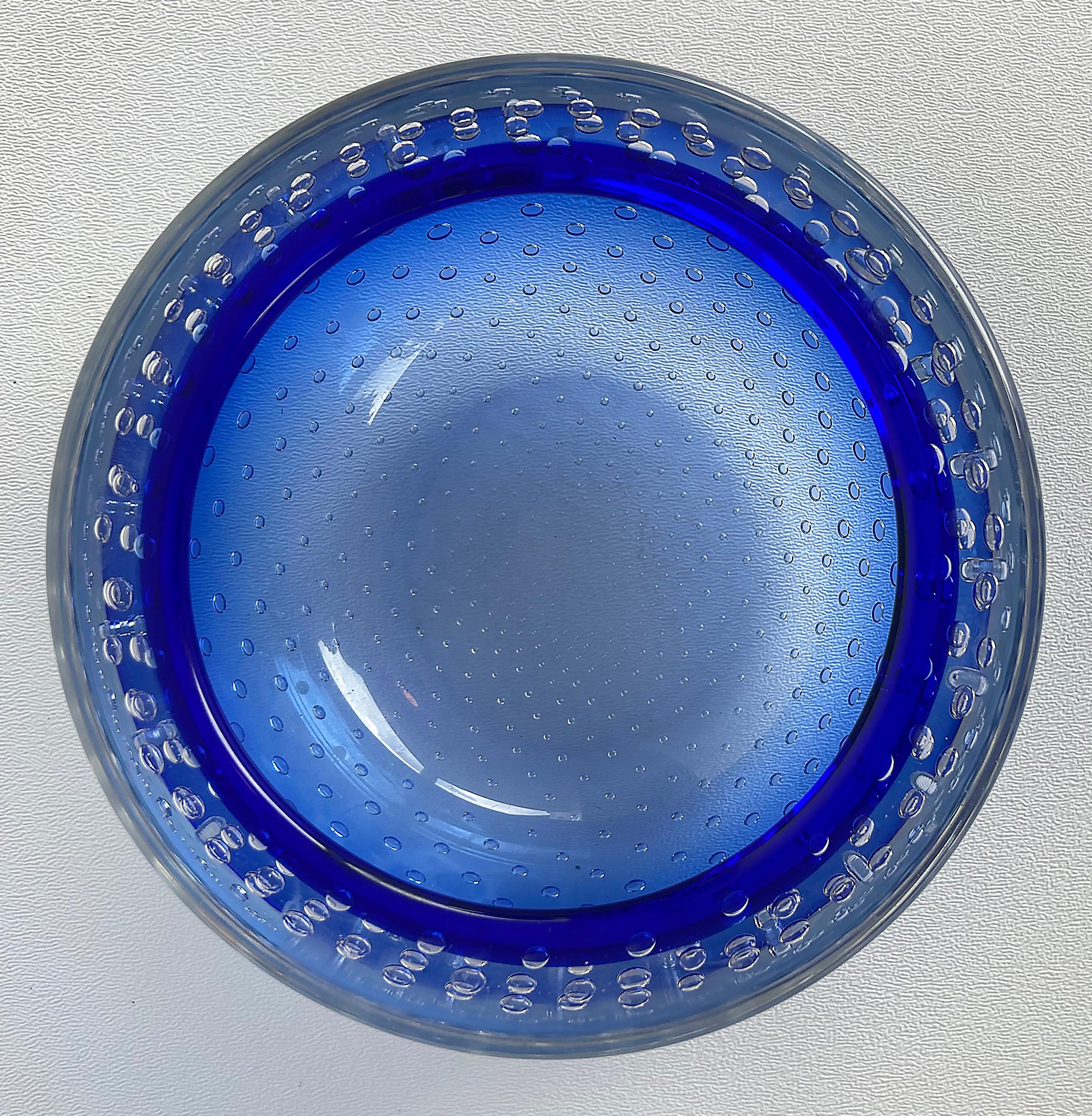 XX secolo Ciotola decorativa in vetro soffiato blu e trasparente di Murano Bullicante in vendita