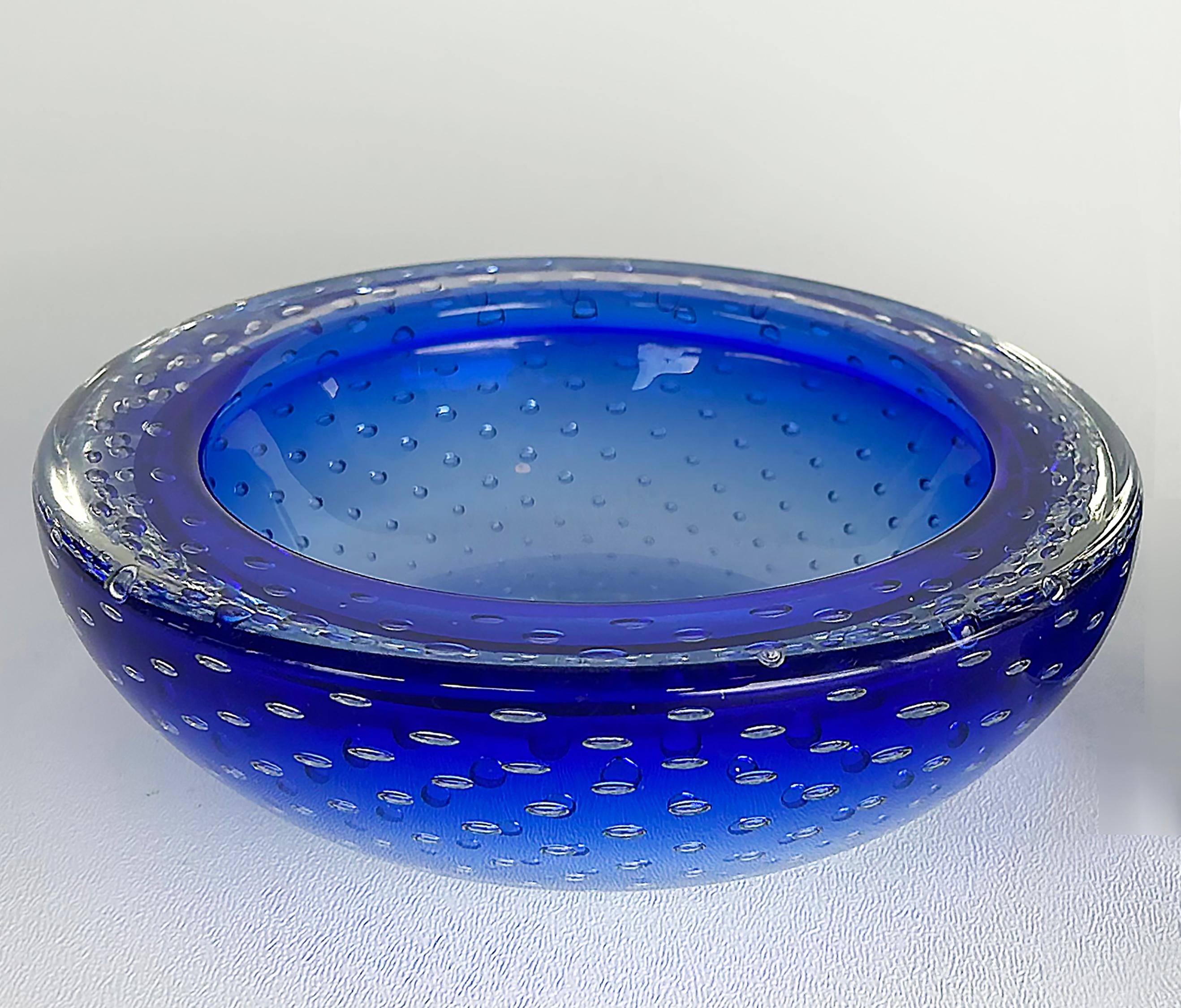 Vetro soffiato Ciotola decorativa in vetro soffiato blu e trasparente di Murano Bullicante in vendita