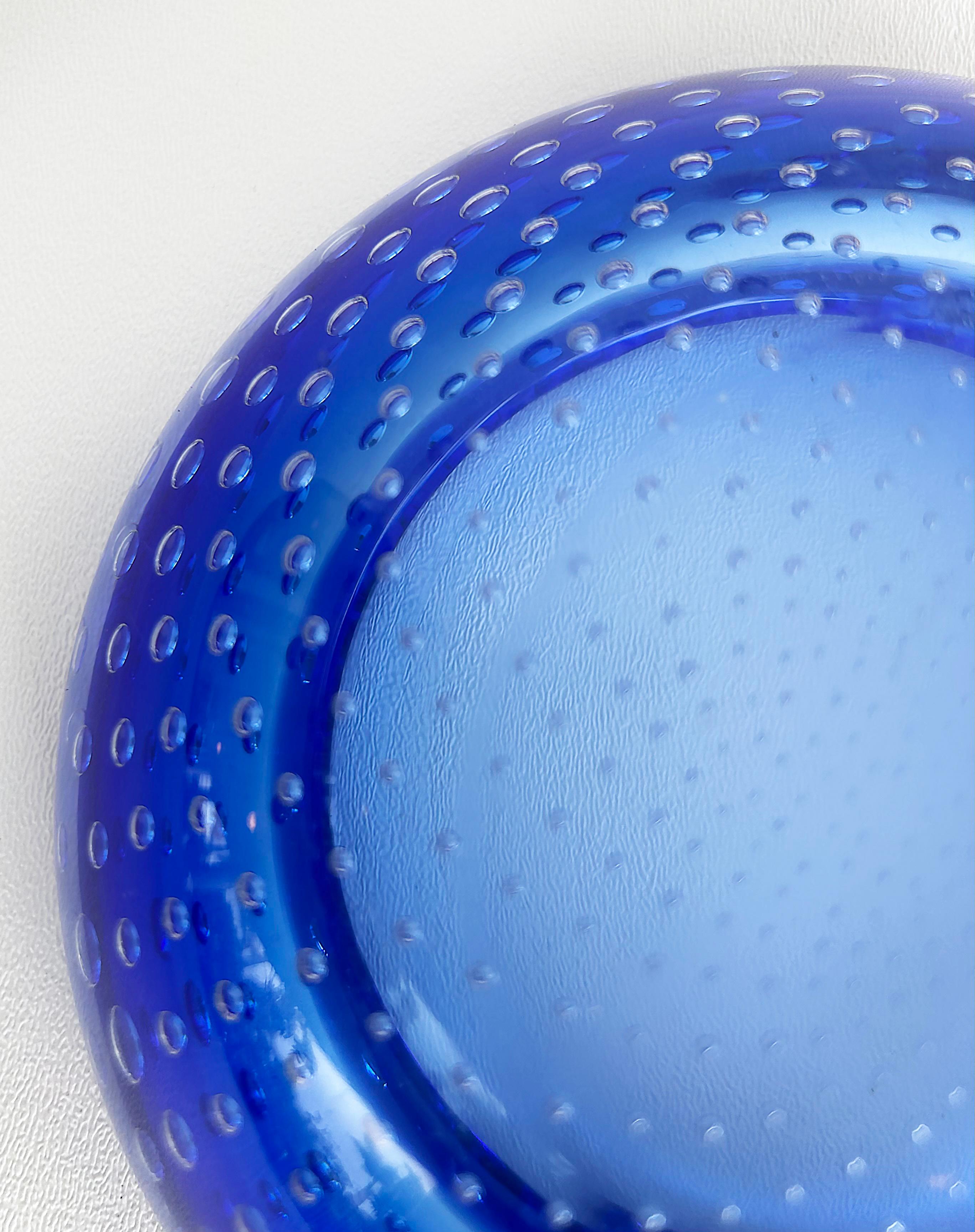 Ciotola decorativa in vetro soffiato blu e trasparente di Murano Bullicante in vendita 1