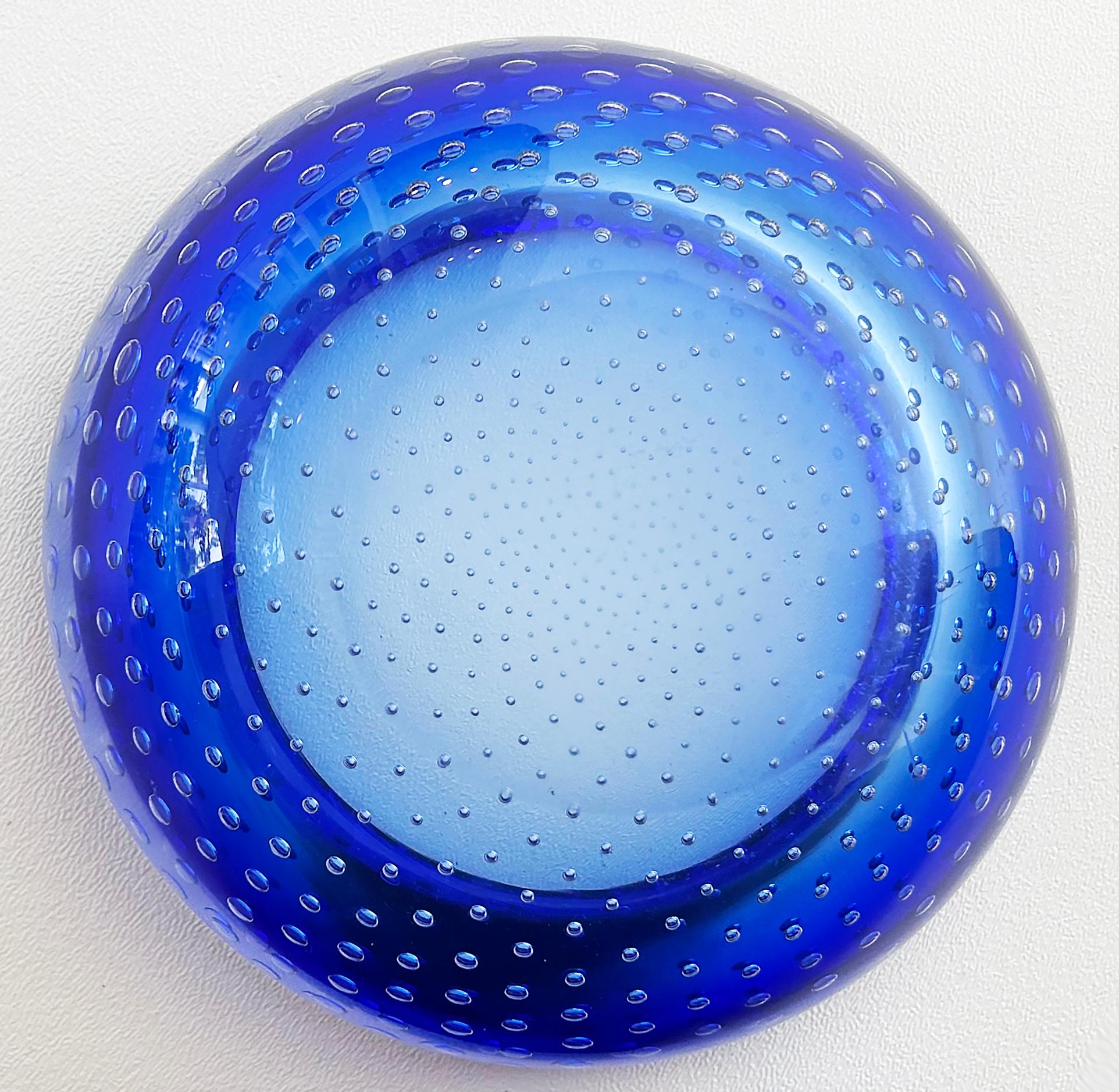 Ciotola decorativa in vetro soffiato blu e trasparente di Murano Bullicante in vendita 2