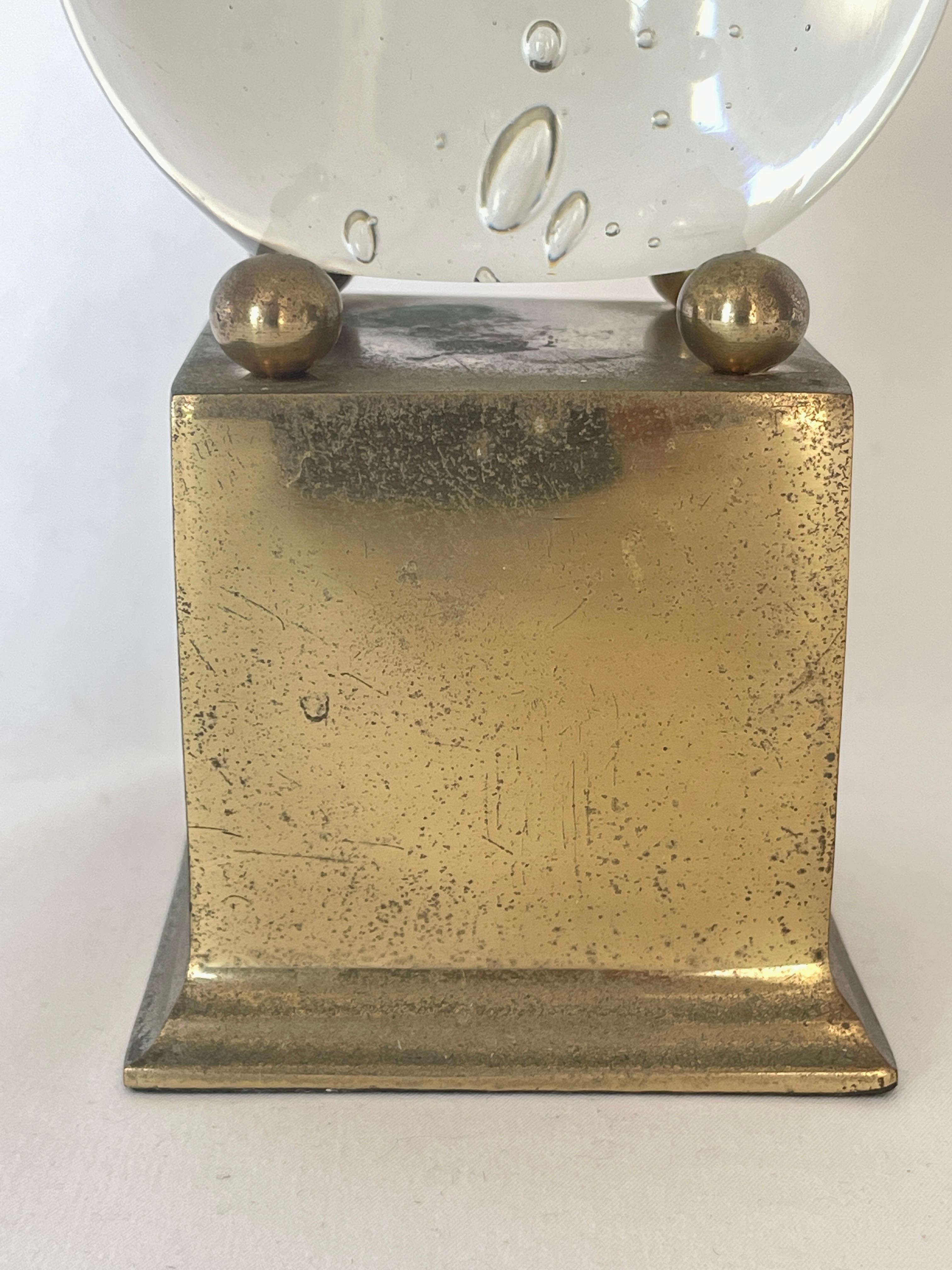 italien Sphère en verre bullé transparent de Murano Bullicante avec base sur piédestal en laiton plaqué en vente