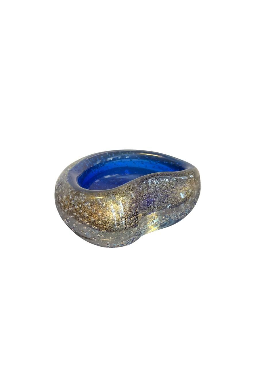 Uno splendido posacenere o ciotola decorativa in vetro di Murano della metà del secolo scorso, attribuito a Seguso Vetri d'Arte, Italia, circa anni 1950-60. Questo splendido pezzo soffiato a mano presenta un ricco interno blu cobalto racchiuso in