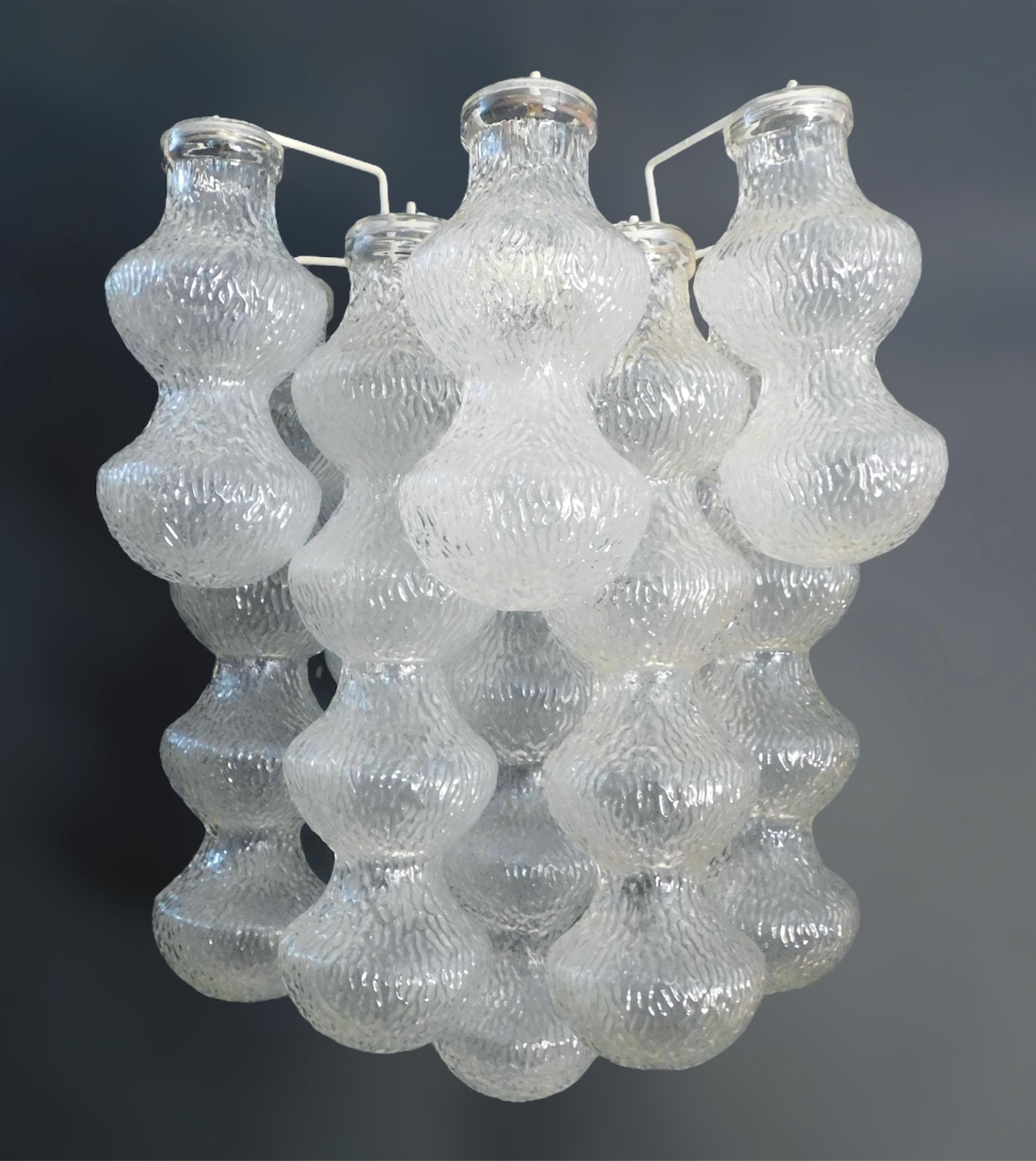 Applique murale vintage italienne avec éléments en verre de Murano translucide et texturé / Fabriquée en Italie par Seguso, vers les années 1960
Dimensions : hauteur 20 pouces, largeur 16 pouces, profondeur 13 pouces
1 lampe / type E12 ou E14 / max