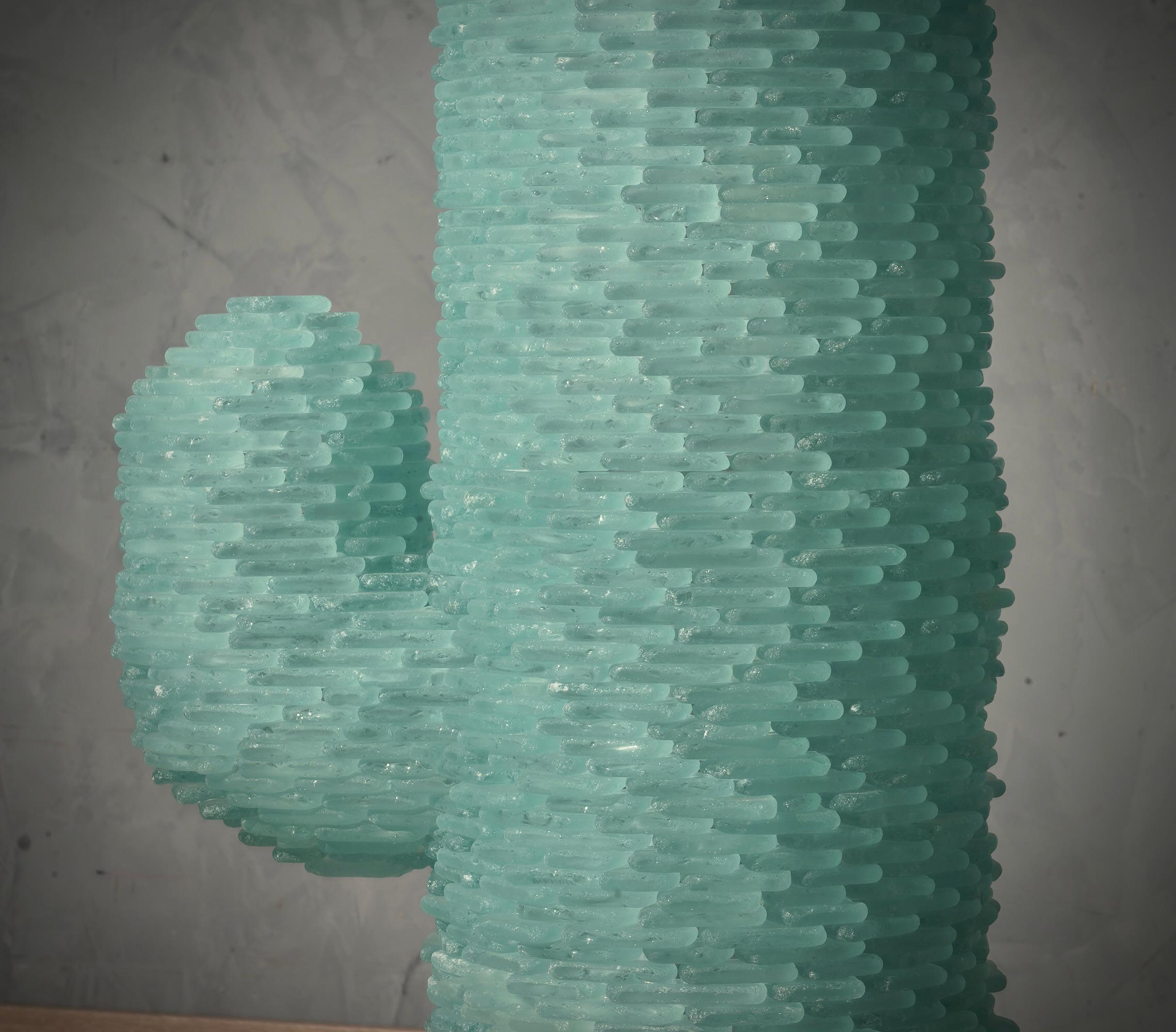 Splendide sculpture lumineuse entièrement en très fines plaques de verre de Murano d'une splendide couleur vert d'eau de mer.

Plus qu'un lampadaire, il s'agit d'une sculpture de cactus composée de petits morceaux de verre de Murano de couleur vert