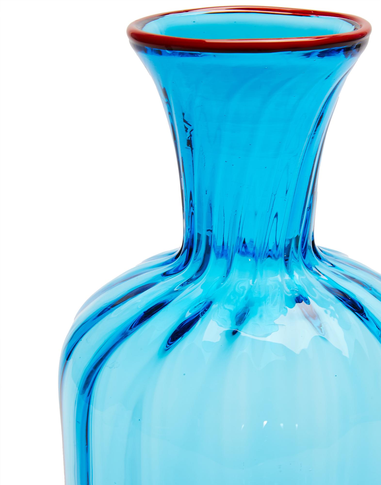 Hostesses, get ready to share the compliments with this showstopping carafe, destined to be the conversation piece of any minimalist or maximalist dinner party. Crafted from hand-blown Murano glass by the Venetian glass masters Salviati, it has a