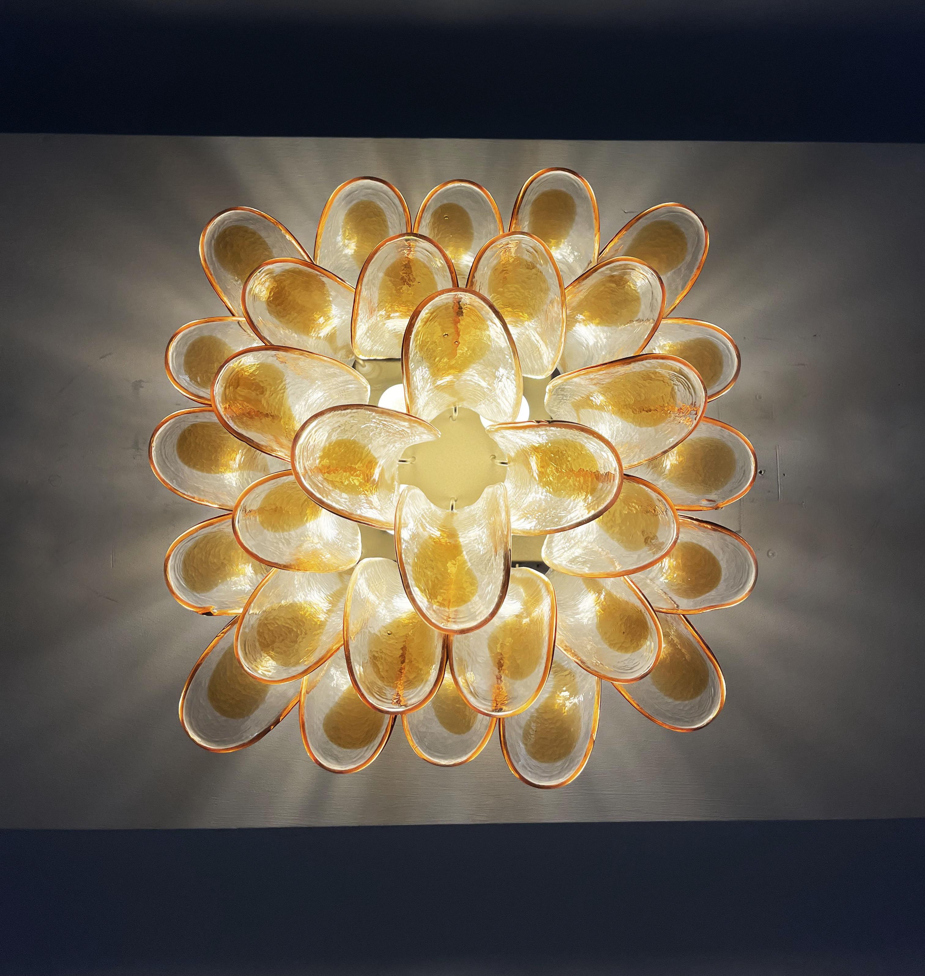 Lampada da soffitto di Murano, 32 petali di vetro ambrato e trasparente in vendita 3