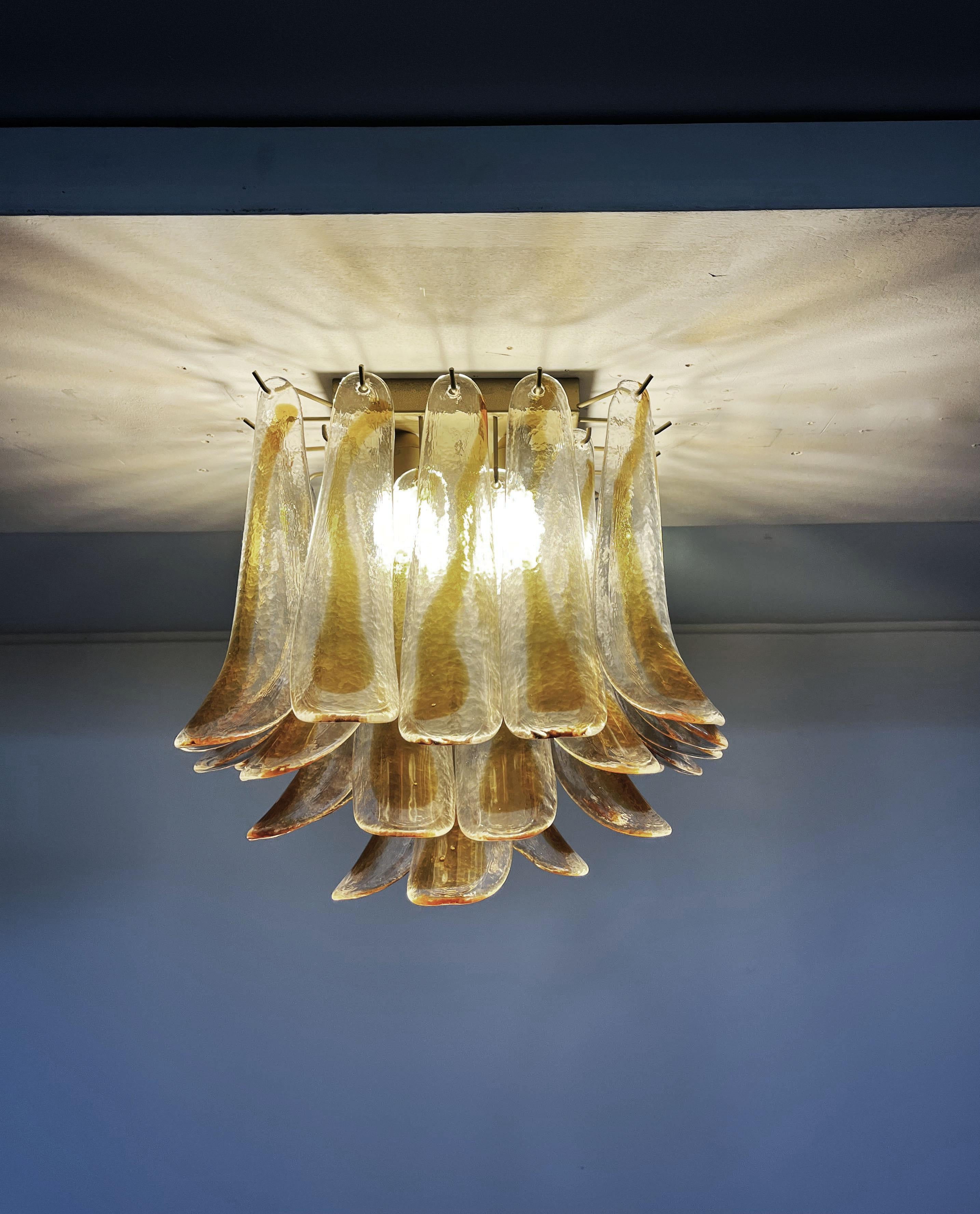Murano Ceiling Lamp, 32 Amber and Clear Glass Petals In Good Condition For Sale In Gaiarine Frazione Francenigo (TV), IT