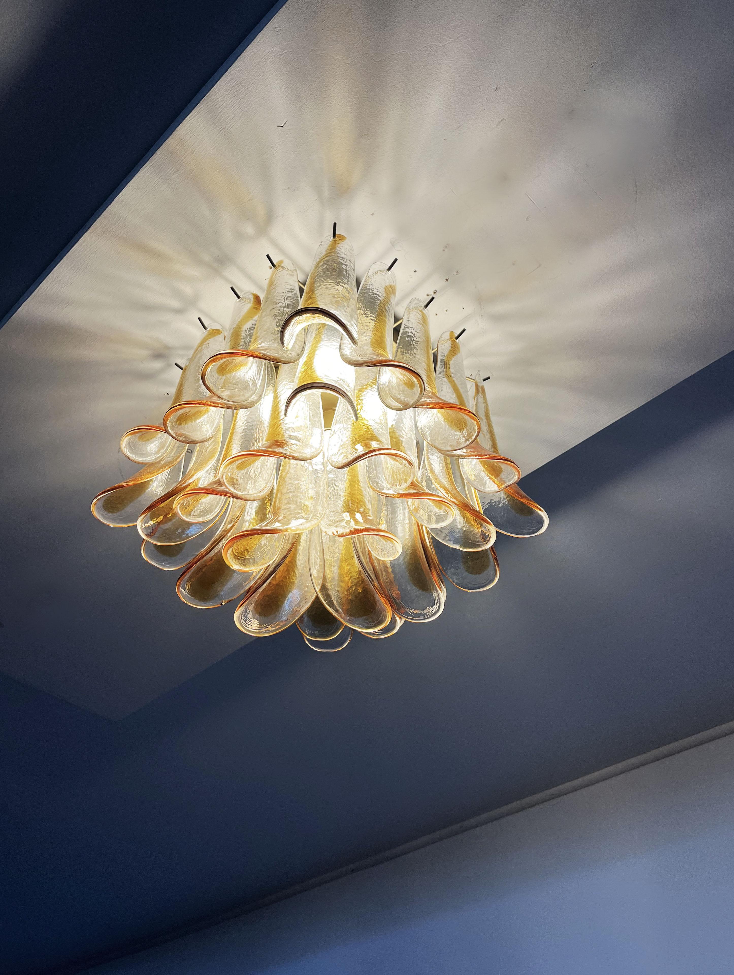 Vetro artistico Lampada da soffitto di Murano, 32 petali di vetro ambrato e trasparente in vendita
