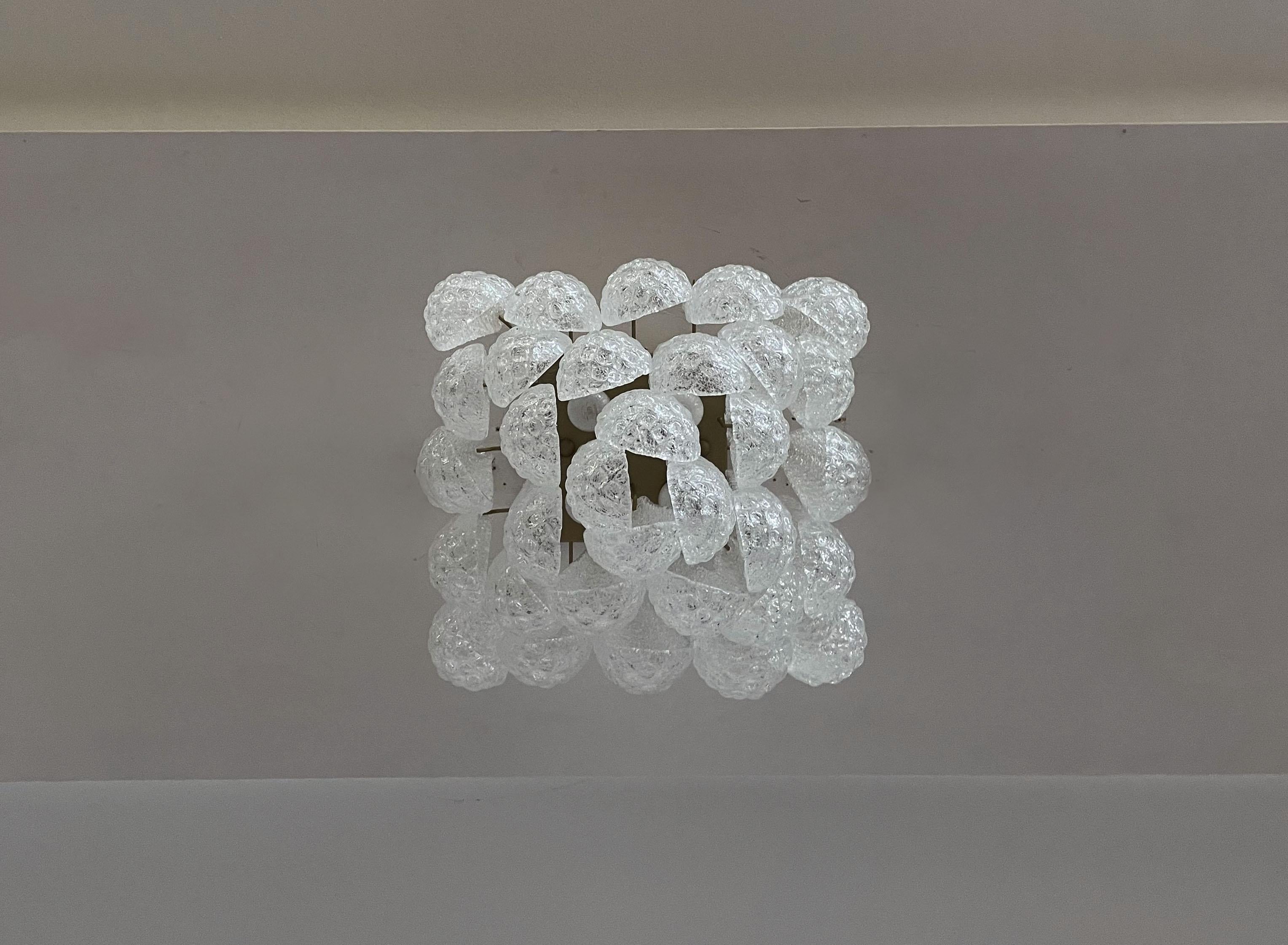 Deckenleuchte aus Muranoglas, 32 Bltenblatttropfen aus klarem Glas im Angebot 3