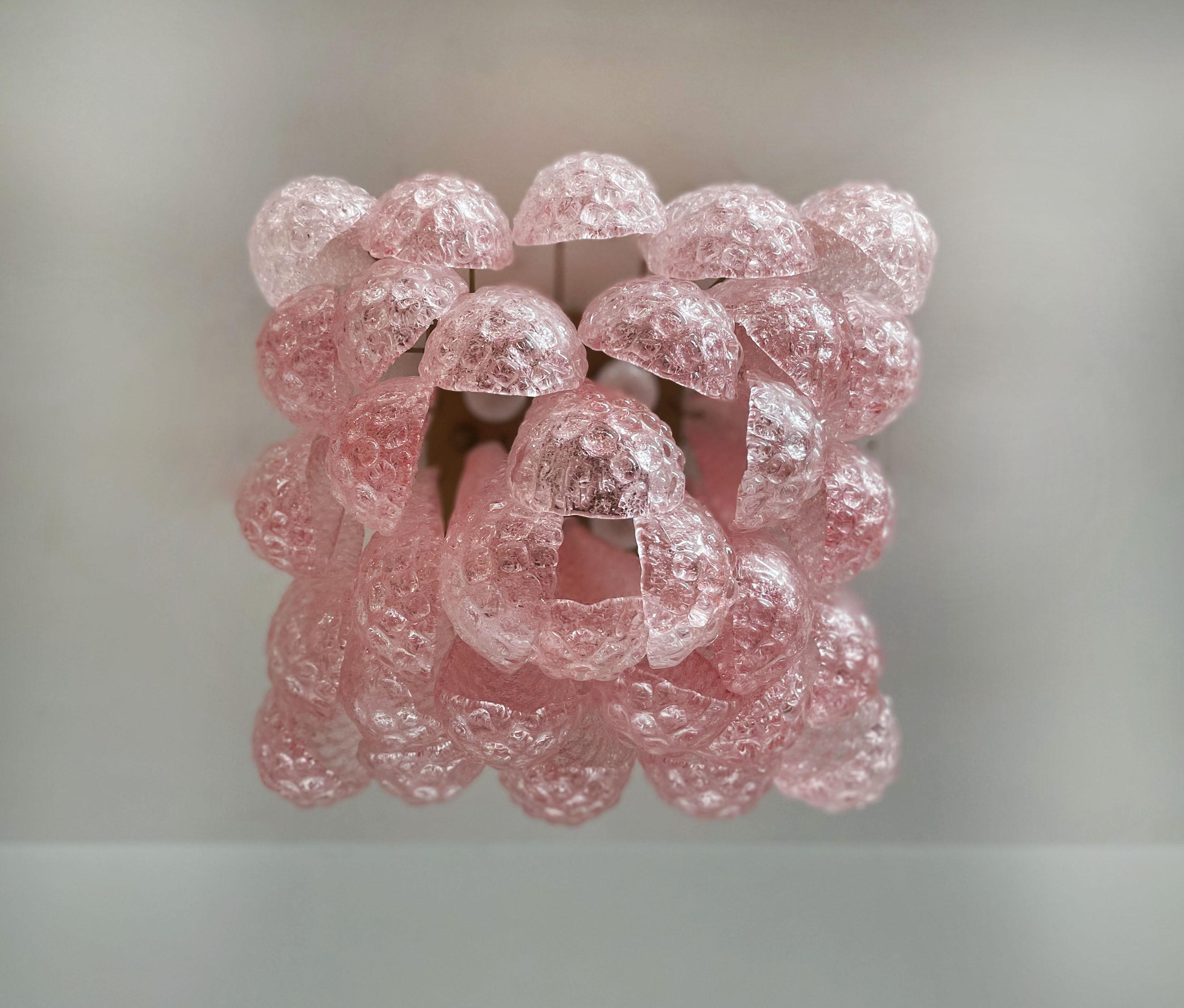 Deckenleuchte aus Muranoglas – 32 rosa Glasblütenblatttropfen (Glaskunst) im Angebot
