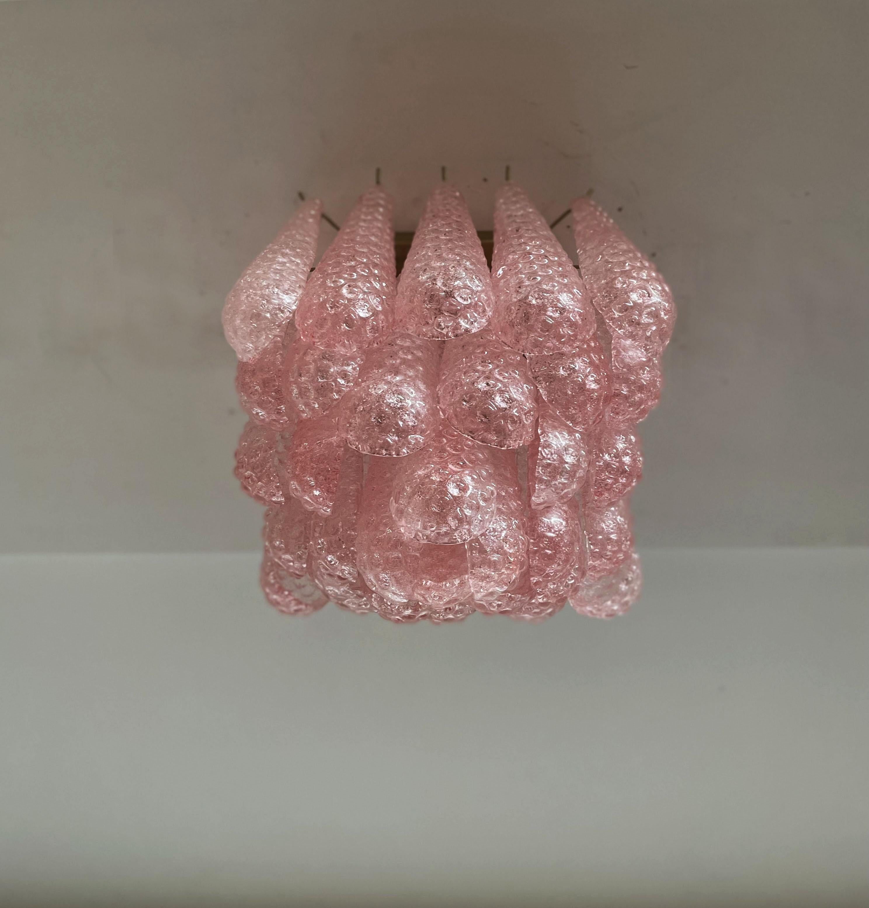 Deckenleuchte aus Muranoglas – 32 rosa Glasblütenblatttropfen im Angebot 1