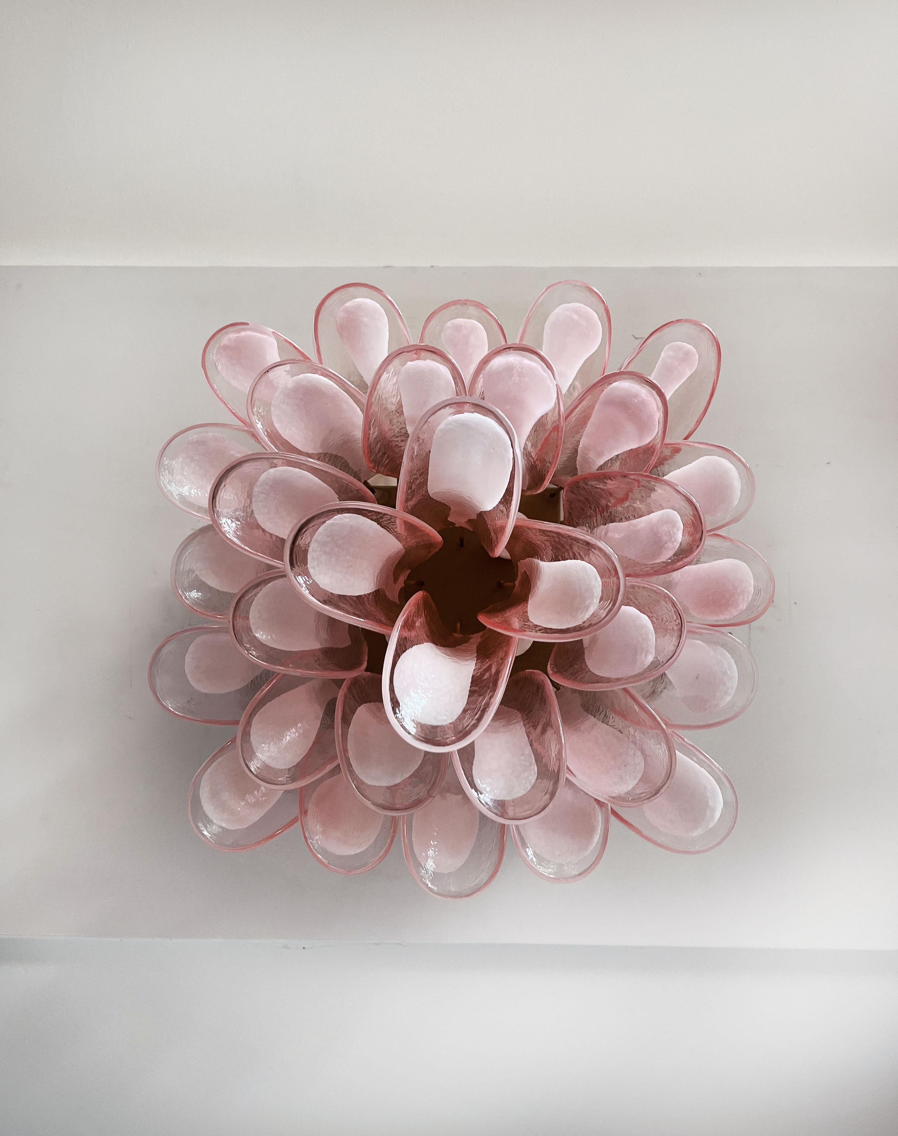 Murano ceiling lamp - 32 PINK glass petals In Good Condition For Sale In Gaiarine Frazione Francenigo (TV), IT