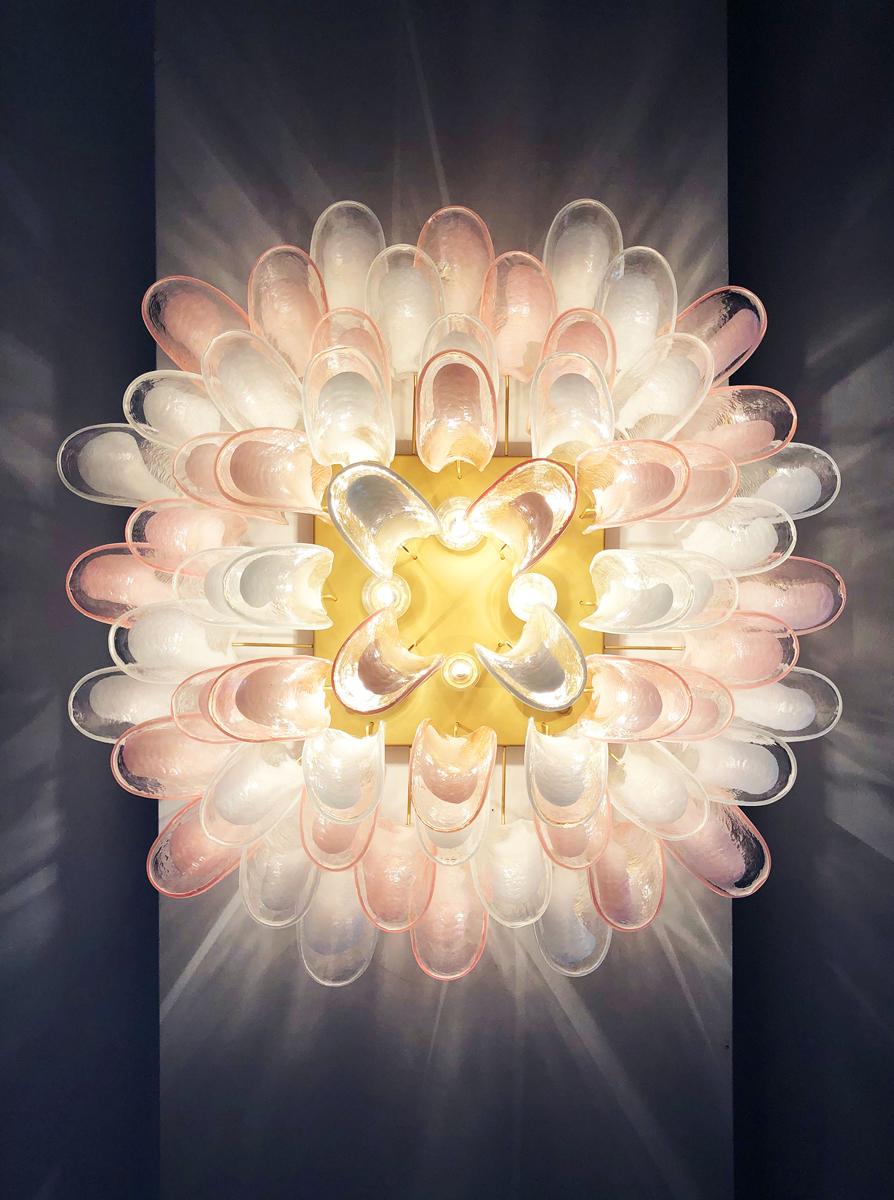 Lampada da soffitto di Murano, 64 petali in vetro trasparente e lattimo rosa in vendita 6