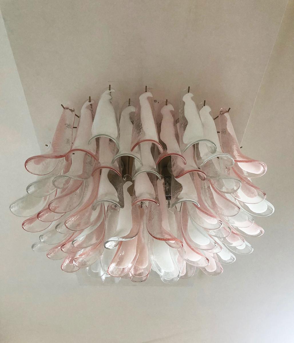 Murano Ceiling Lamp, 64 Trasparent and Pink Lattimo Glass Petal In Good Condition For Sale In Gaiarine Frazione Francenigo (TV), IT