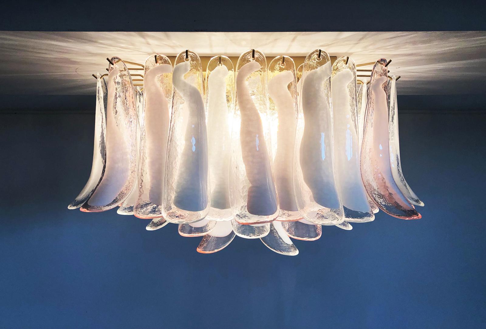 Lampada da soffitto di Murano, 64 petali in vetro trasparente e lattimo rosa in vendita 2