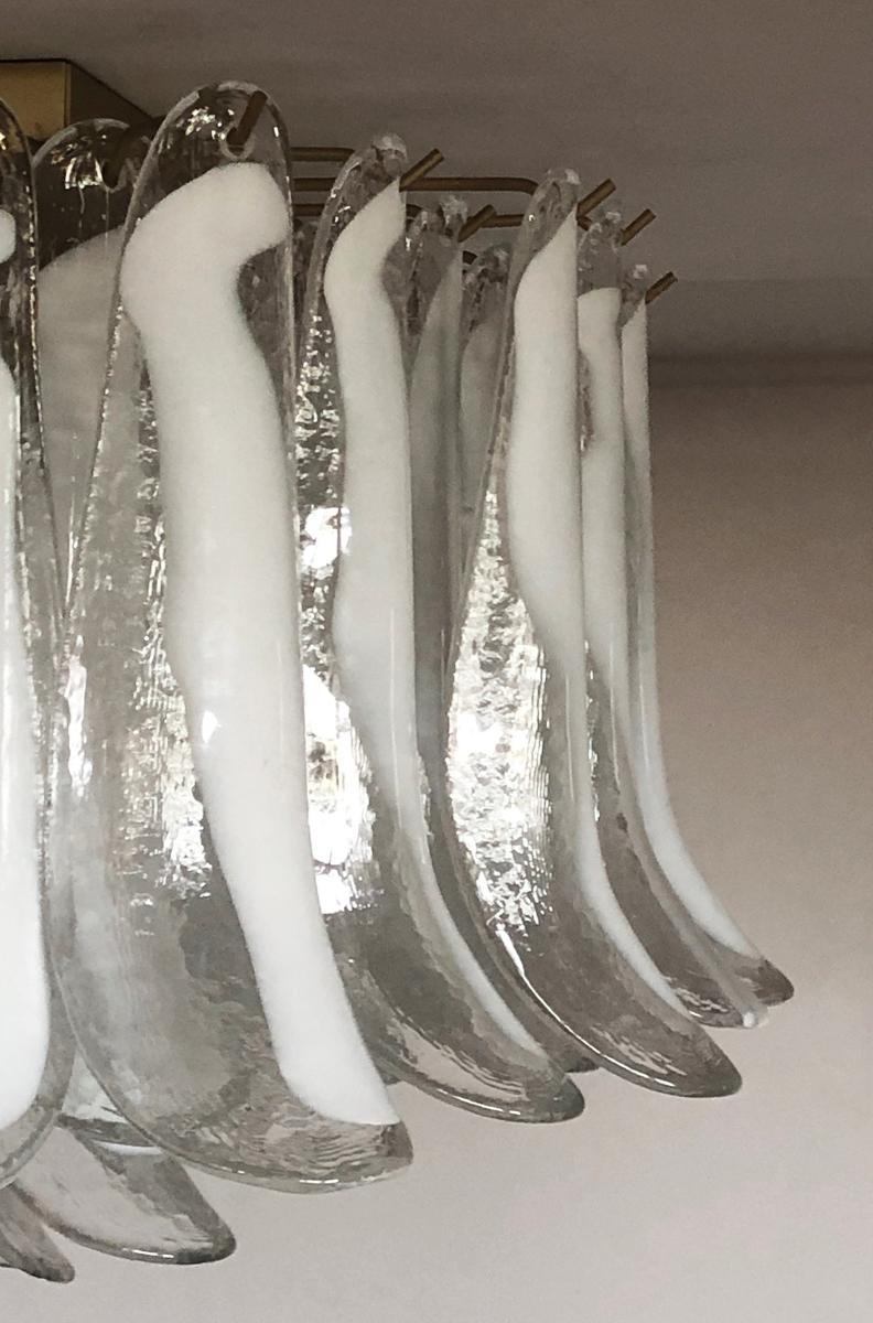 
Murano Deckenleuchte - 64 weißes lattimo Glas Blütenblatt
Spektakuläre Deckenleuchte mit 64 weißem Murano-Gitterglas. Elegantes Beleuchtungsobjekt.
Zeitraum:spätes xx Jahrhundert
Abmessungen:40 cm (15,75 Zoll) Höhe; 80 cm (29,50 Zoll) Tiefe; 80 cm