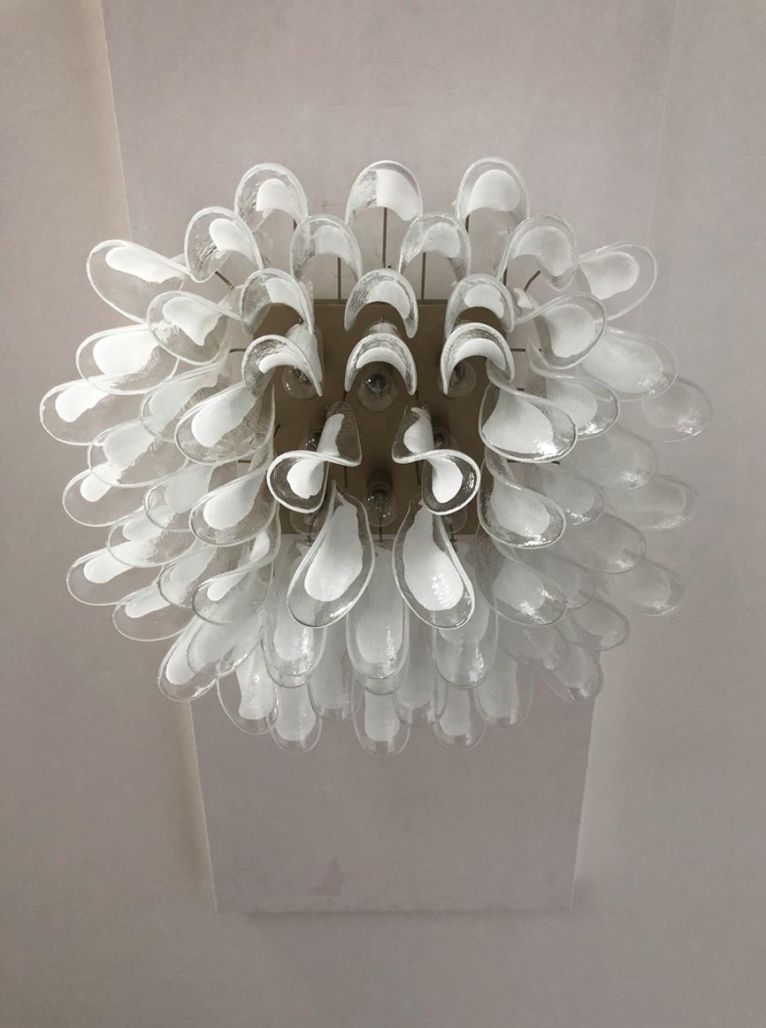 Murano Deckenleuchte - 64 weißes lattimo Glas Blütenblatt (Metall) im Angebot