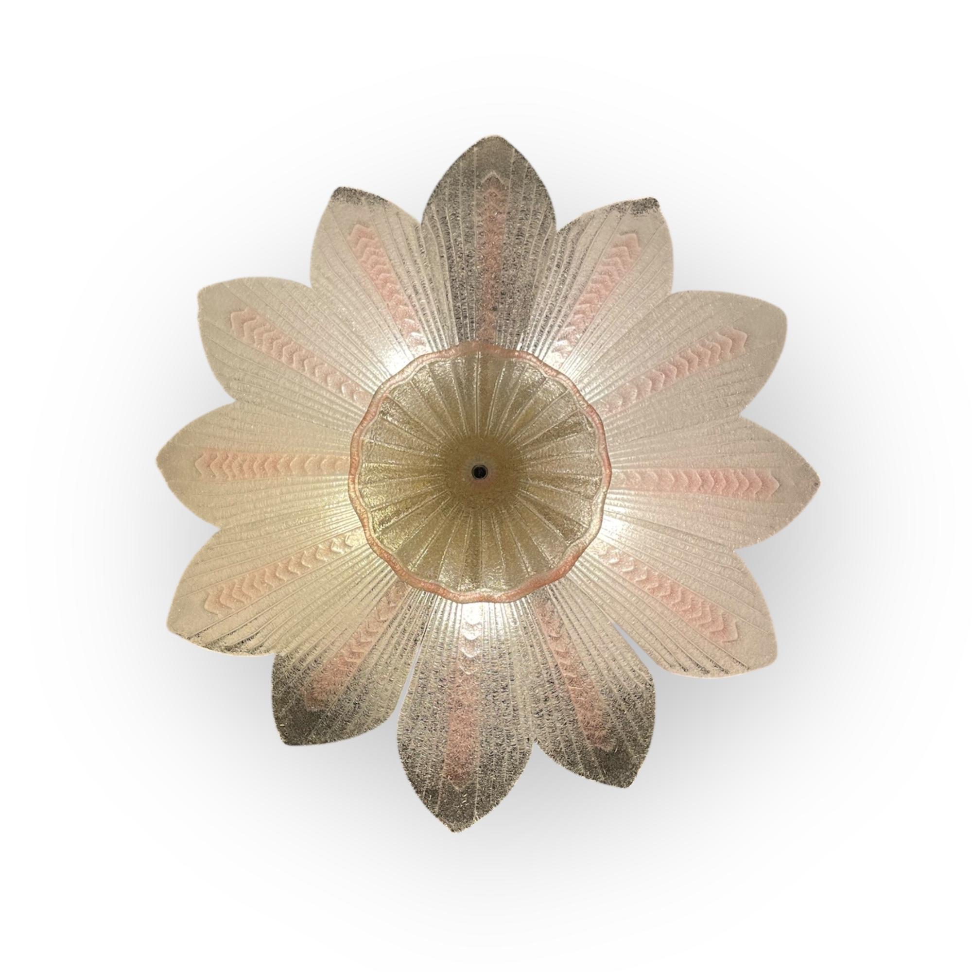 Foglie, lampe à encastrer italienne composée de douze feuilles de verre de Murano rose et transparent 