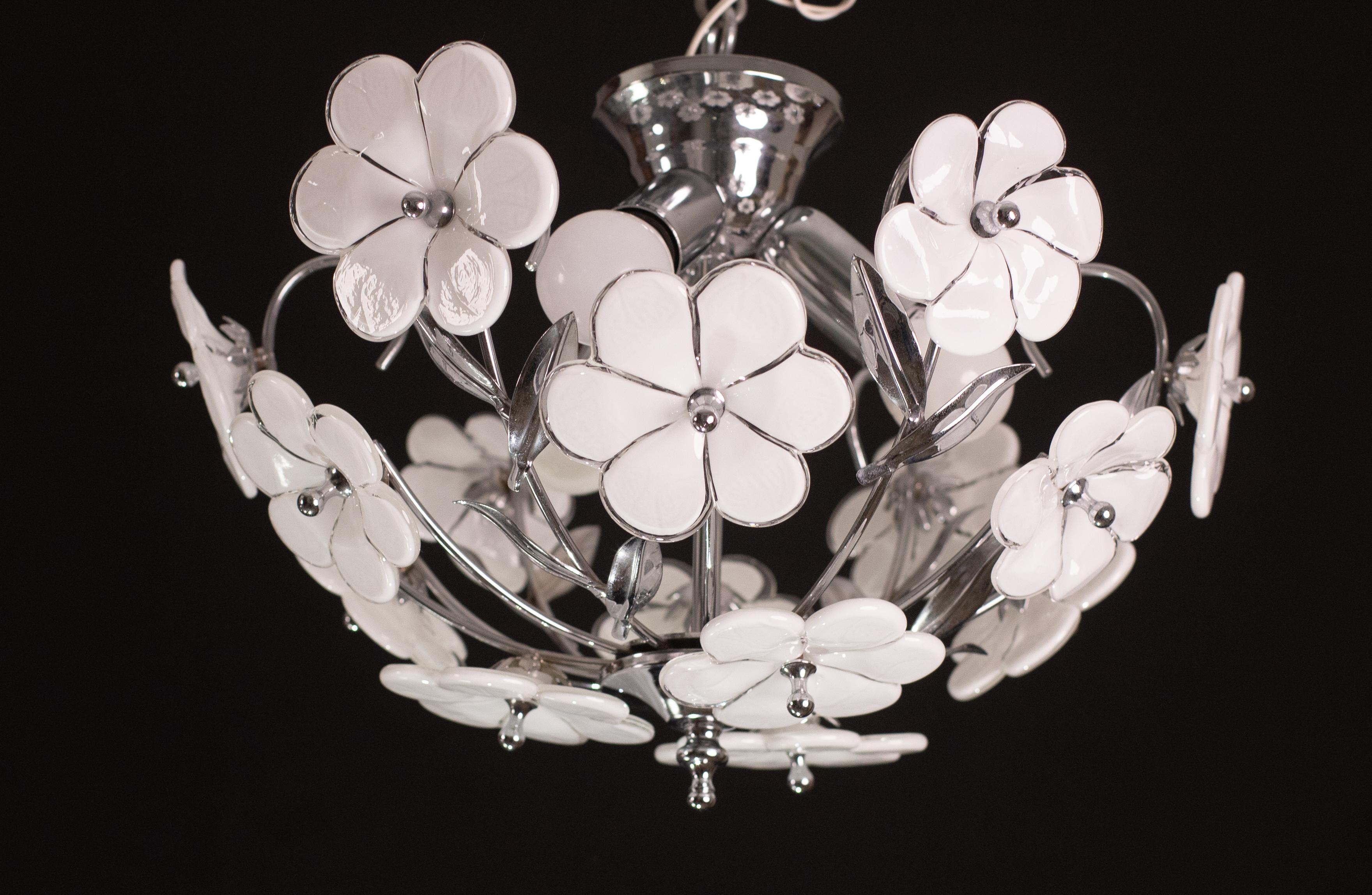 Vintage Murano glass chandelier full of white flowers.
The chandelier has 3 light points with E14 connection, possible to rewire for USa.
The frame has been rechromed in silver, so it is new.
The height of the chandelier is 25 cm, the diameter is 42.