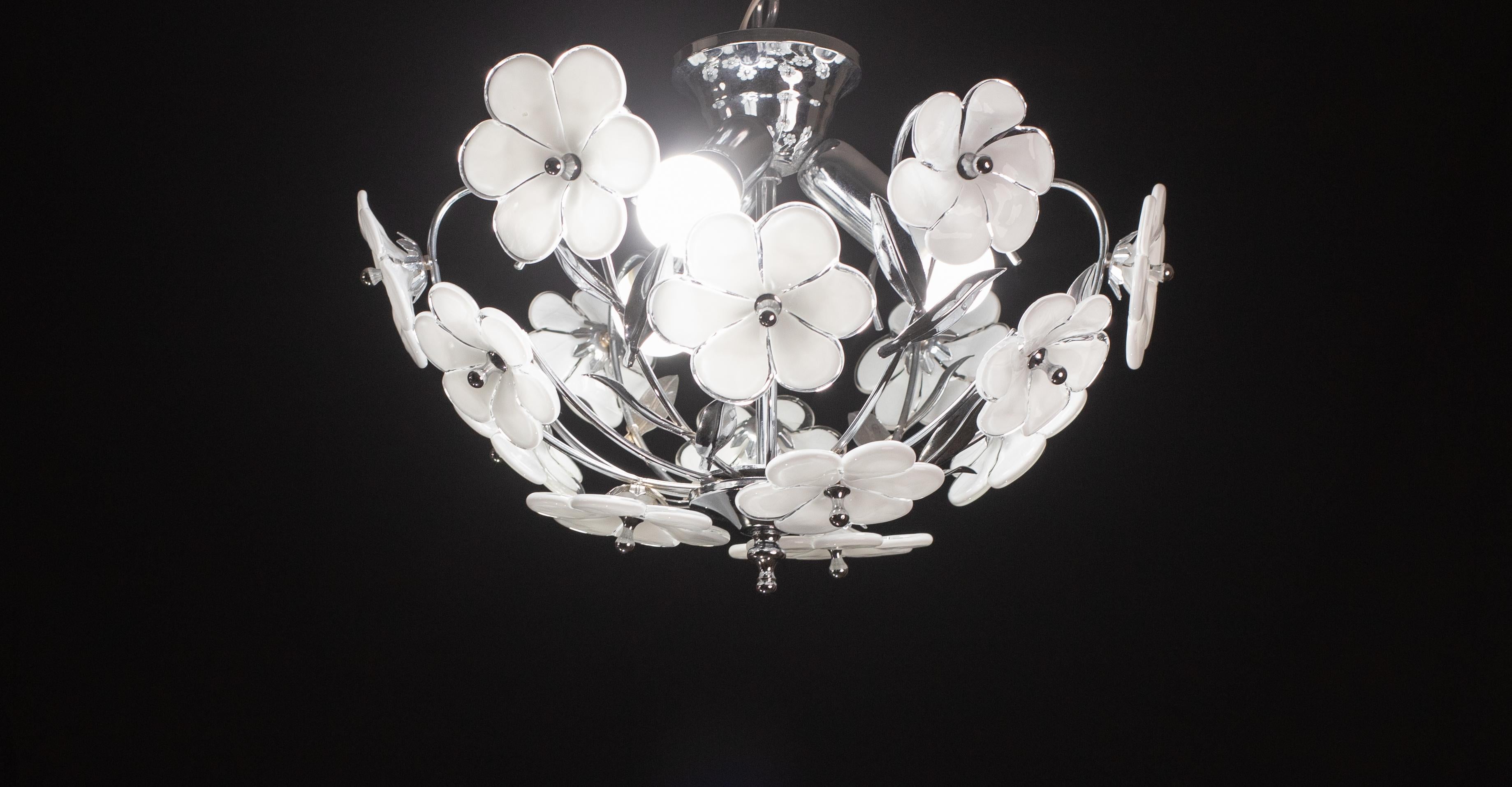Murano Ceiling Light White Flowers, 1970 In Good Condition For Sale In Roma, IT