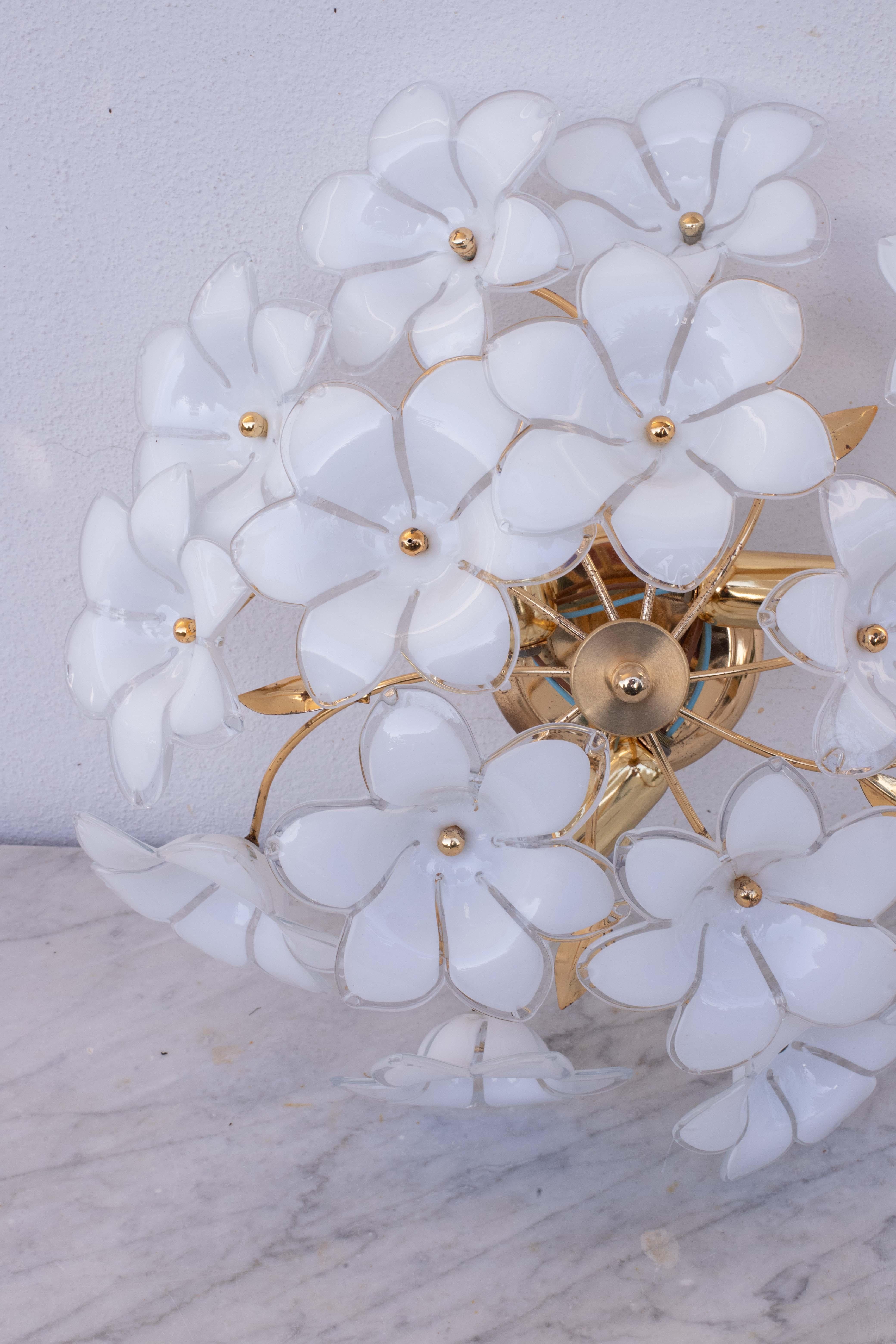 Lámpara de techo de Murano Flores blancas, 1970 finales del siglo XX en venta