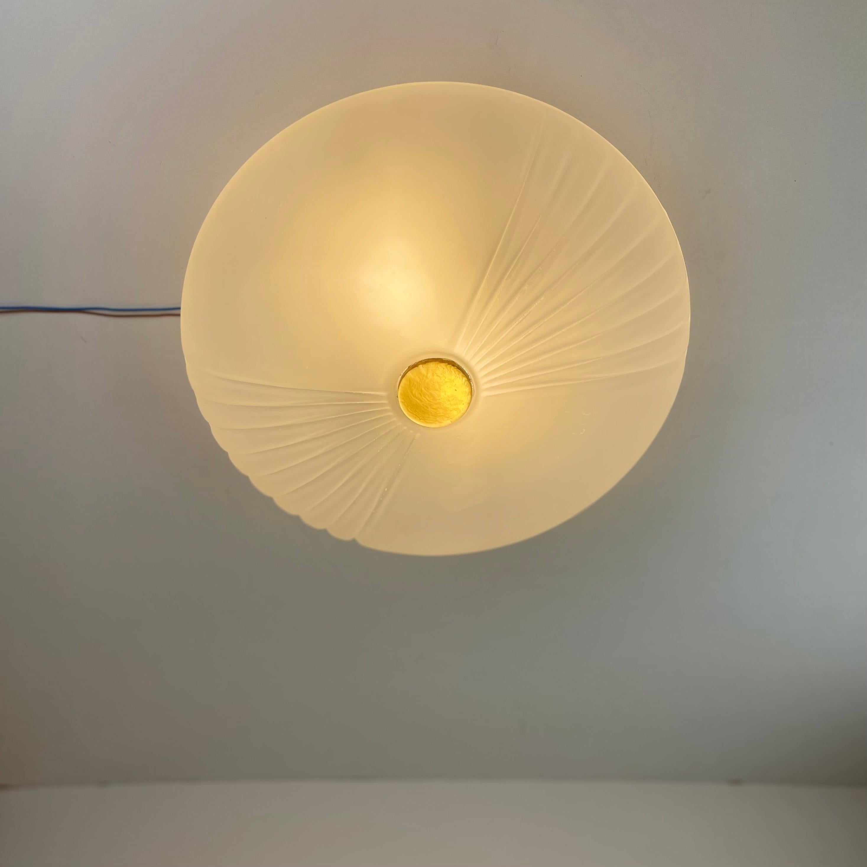Lampada da parete e/o soffitto italiana in vetro di Murano smerigliato con un pallino giallo al centro e una base in metallo bianco, degli anni '80.
-
Applique e/o plafonnier italien en verre de Murano dépoli avec une pastille jaune au milieu et une