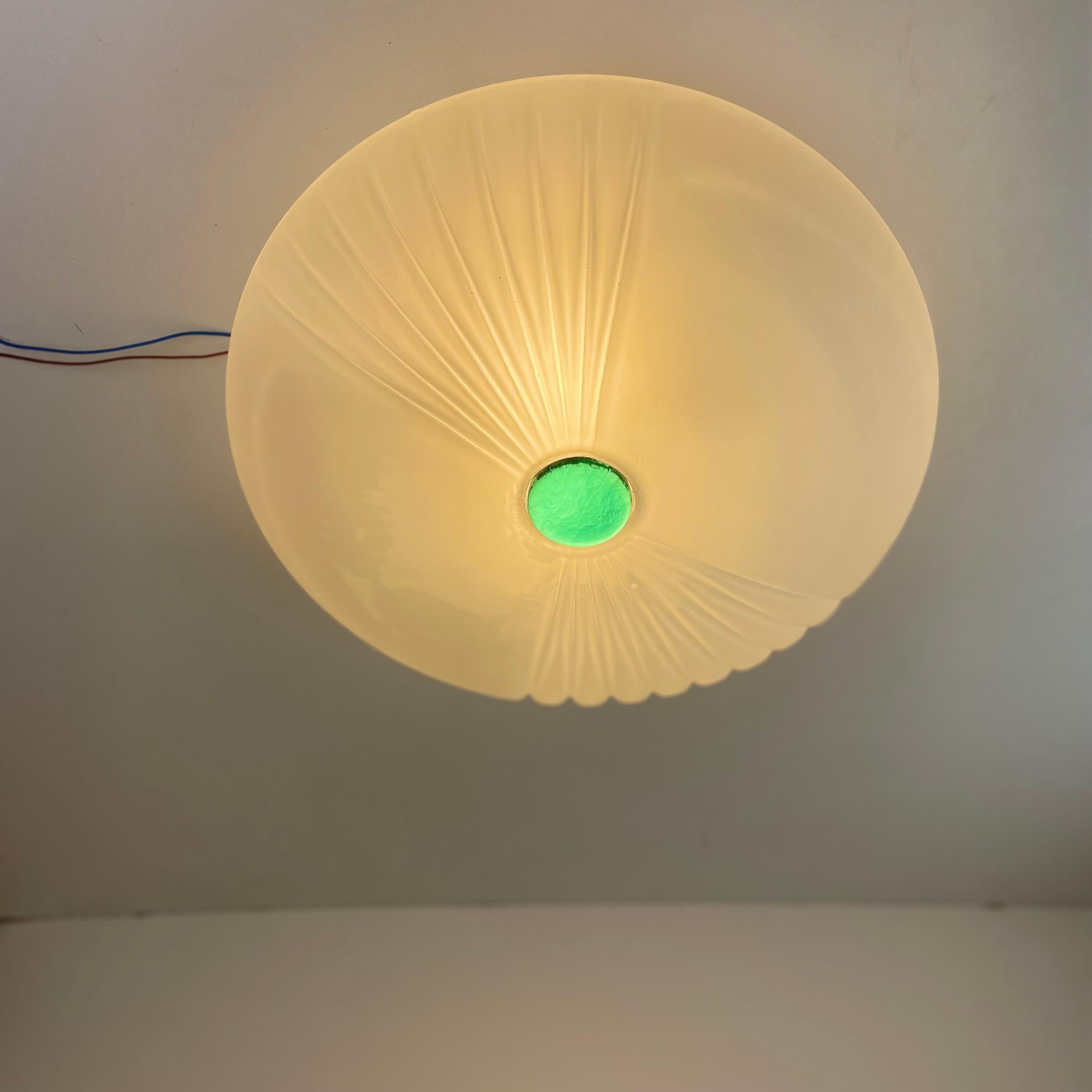 Italian wall and/or ceiling lamp made in frosted Murano glass with a green pellet in the middle and a white metal base, from the 1980’s.
-
Applique et/ou plafonnier italien en verre de Murano dépoli avec une pastille verte au milieu et une base en