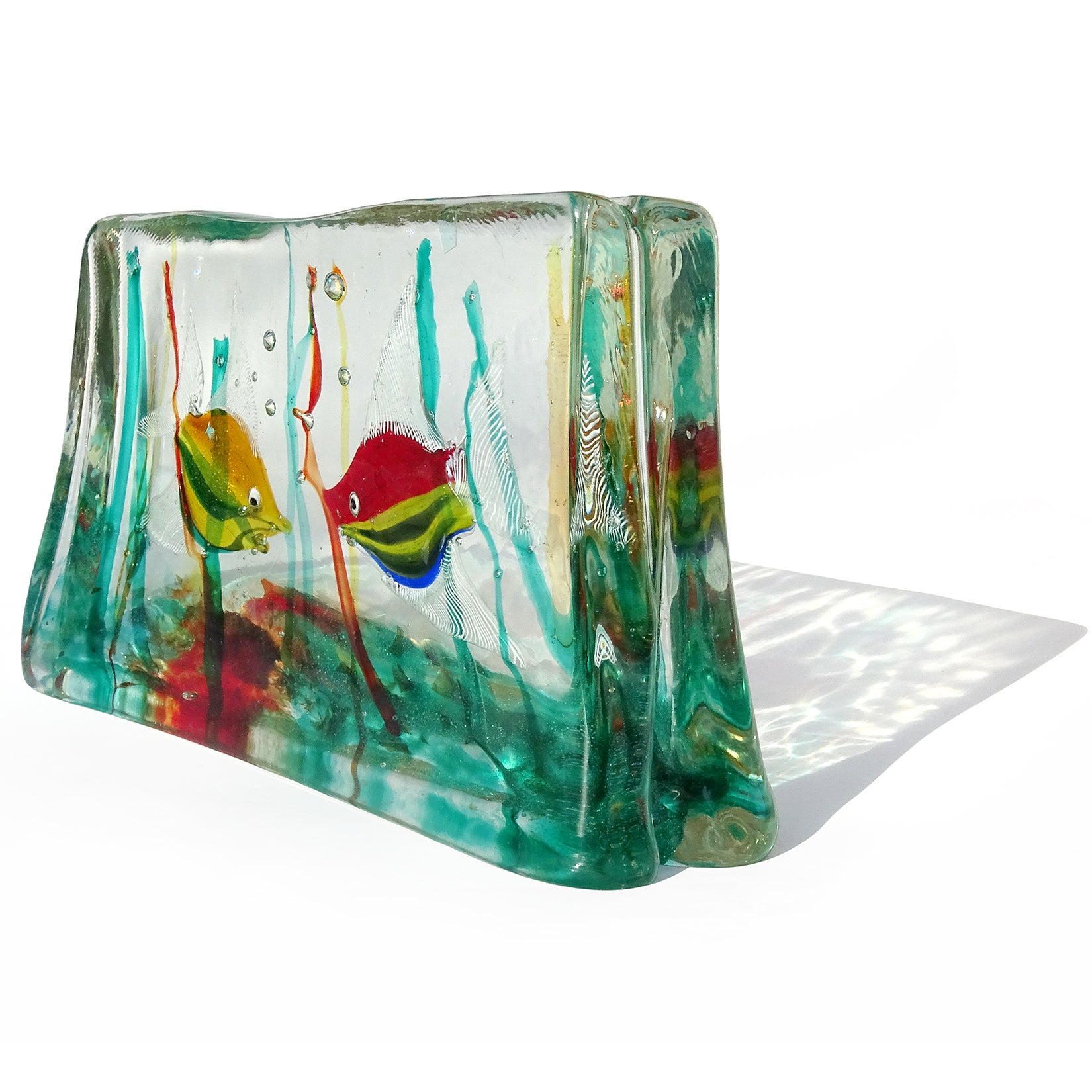 Schöne Vintage Murano mundgeblasenen doppelten Fisch italienische Kunst Glas Aquarium Skulptur. Dokumentiert für die Firma Cenedese und zugeschrieben dem Designer Alfredo Barbini. Die Fische haben weiße Bandflossen und schwimmen zwischen grünen,