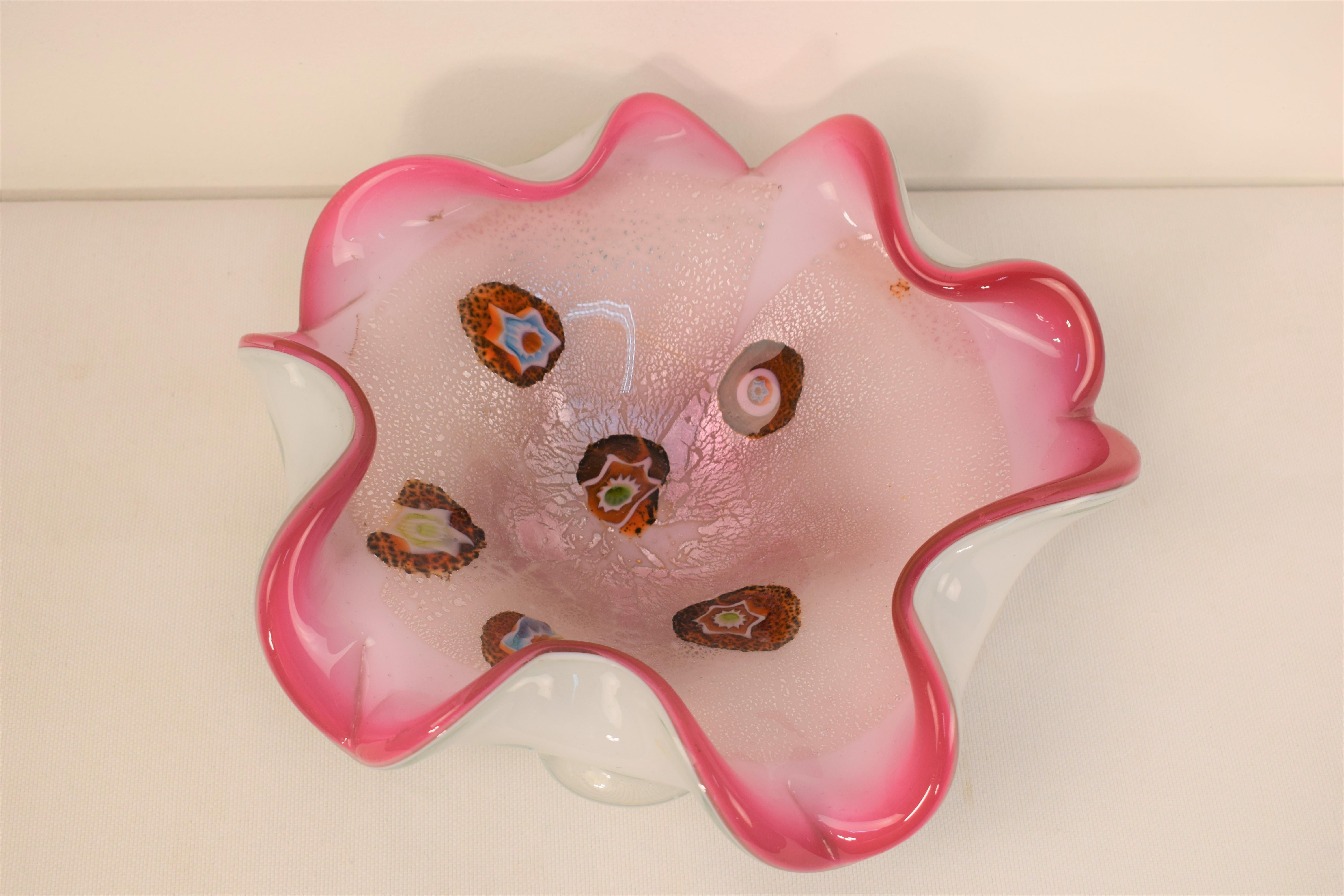 Murano centerpiece, Fratelli Toso attributed, 1970s.
Dimensions: H= 8 cm; D=25 cm.