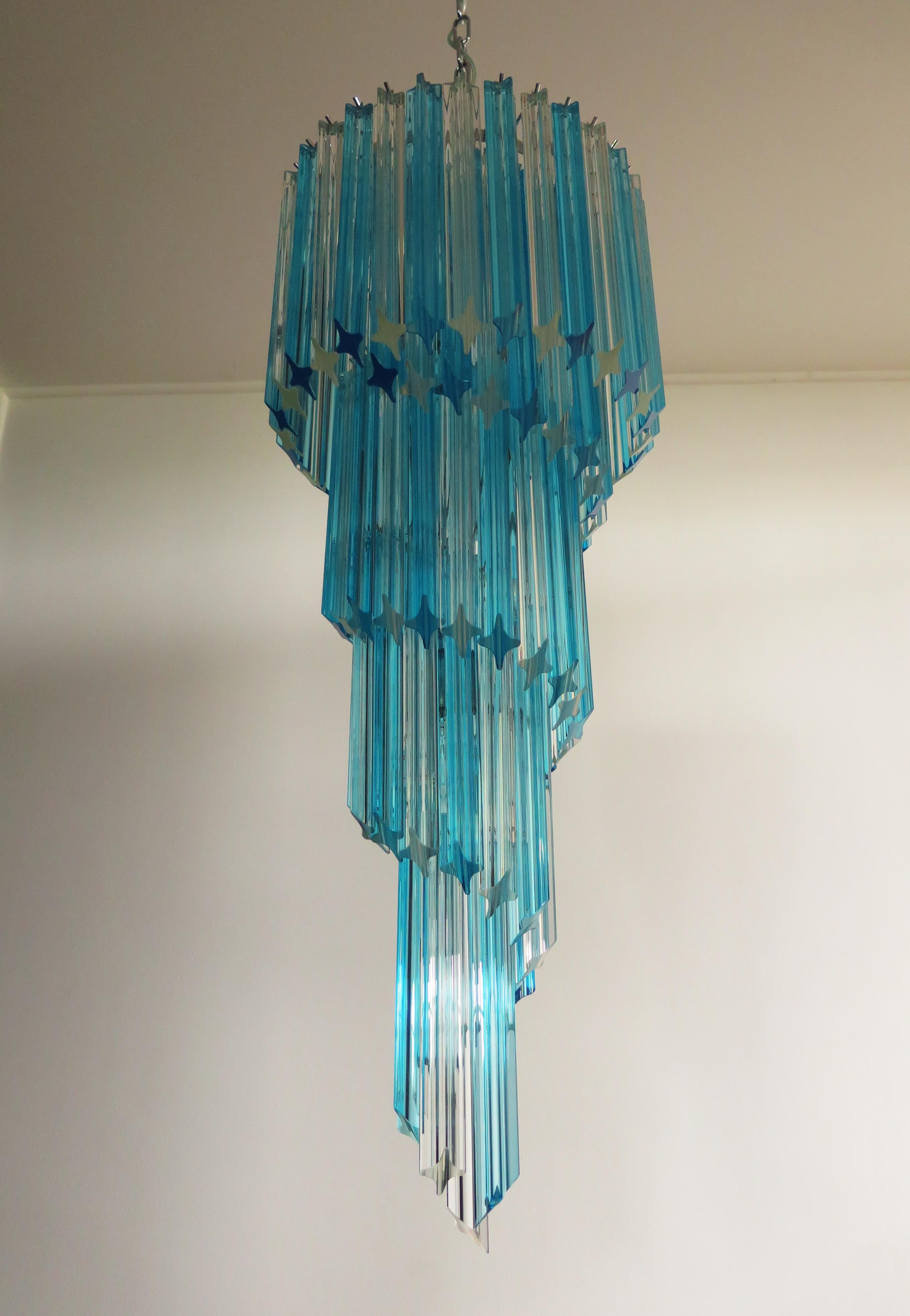 Fantastic vintage Murano chandelier made by 86 Murano crystal trasparent and blue prism in a nickel metal frame.The shape of this chandelier is spiral.
Period: late 20th century
Dimensions: 63 inches height (160 cm) with chain; 39.40 inches height