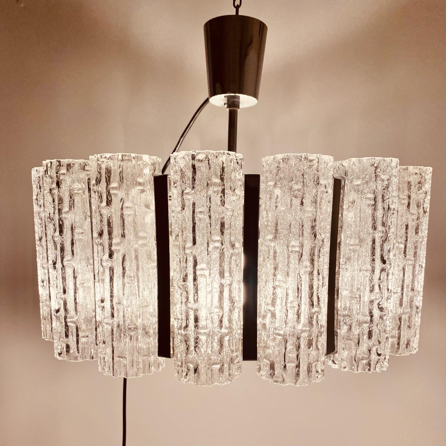 Murano glass chandelier produced in the mid-1960s by Barovier & Toso (Venice).

This beautiful round vintage chandelier consists of 16 finely finished glass tubes and a large sheet of ice glass at the base of the lamp. 

The structure of the