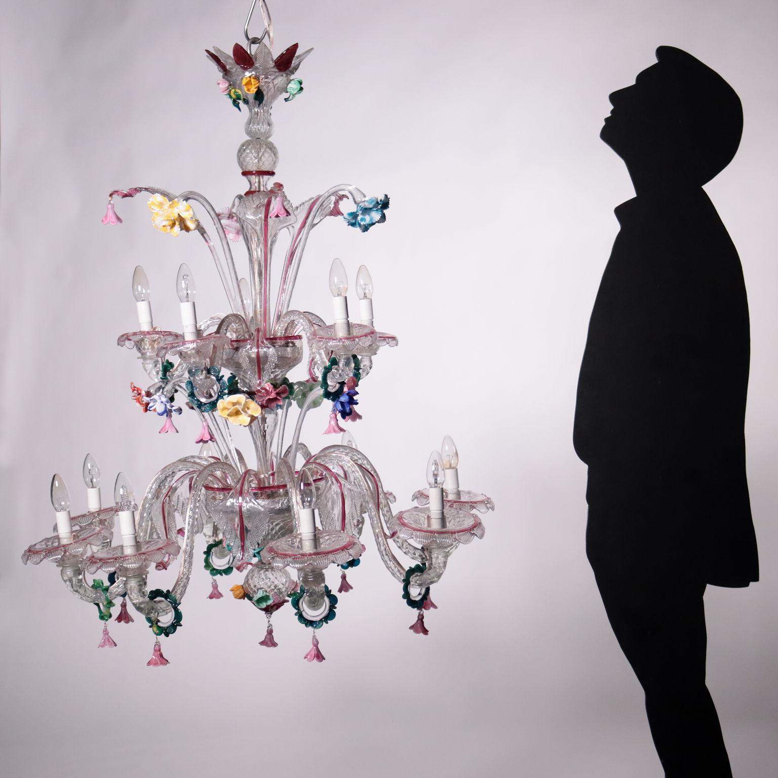 Murano chandelier with thirteen lights, in blown glass and coloured blown glass, decorated with pendants in the shape of floral corollas. Electrified.