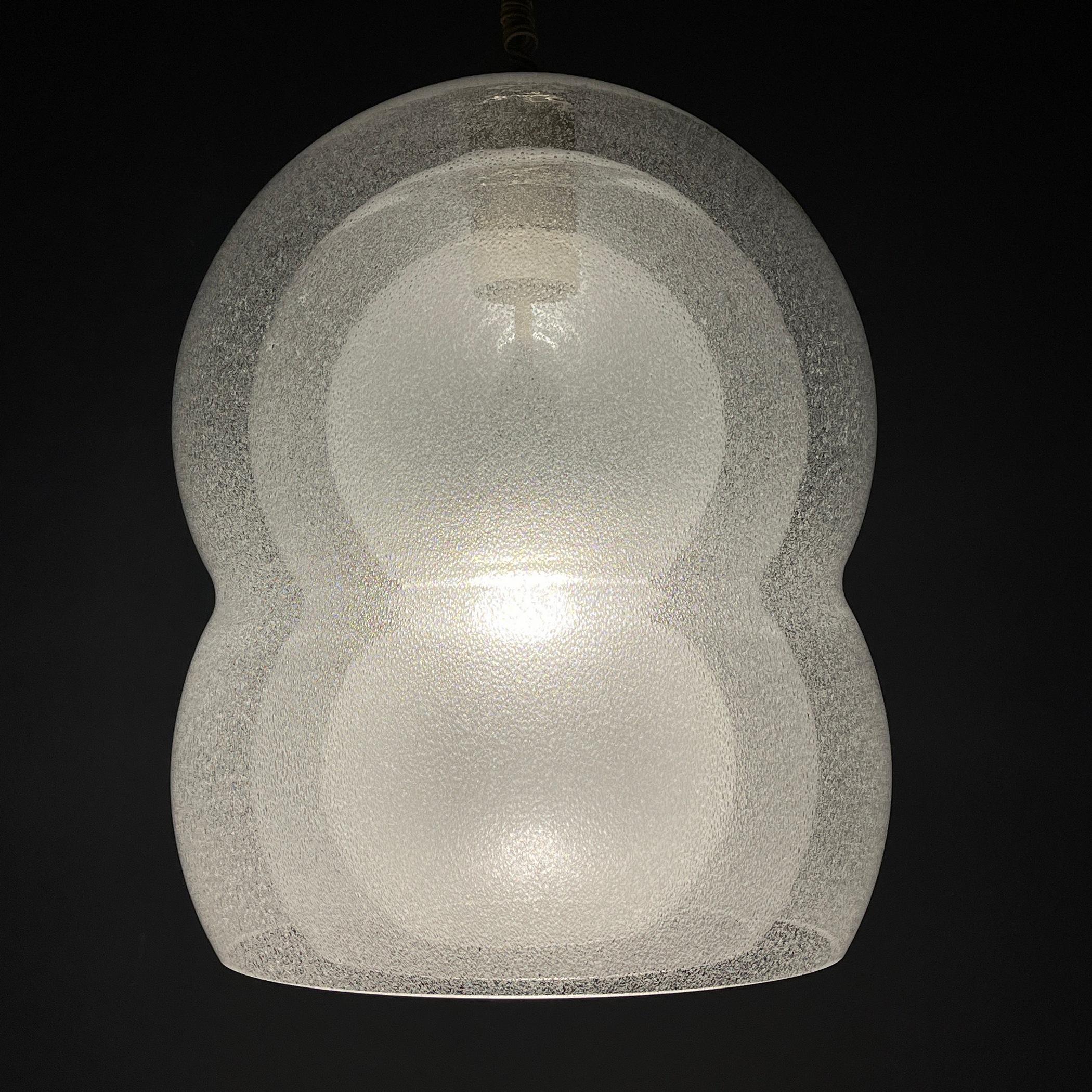 Nous vous présentons une œuvre d'art indéniablement élégante et exceptionnelle, une lampe en verre de Murano réalisée par le célèbre designer italien Carlo Nason. Cette lampe est une véritable perle rare, reconnue par les connaisseurs comme un