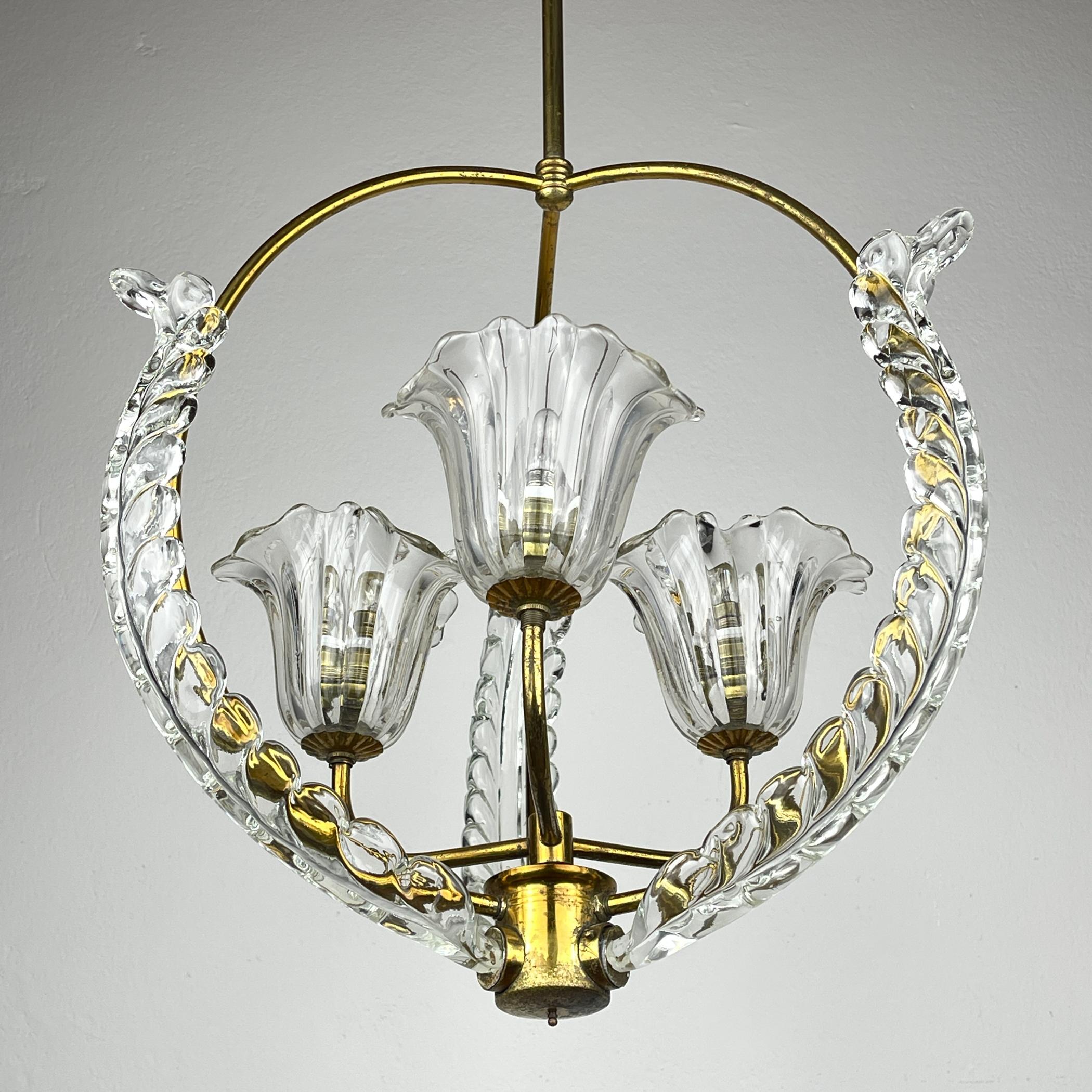 Rarissimo lampadario di Murano di Ercole Barovier Barovier&Toso realizzato in Italia negli anni '30.
Fondata nel 1295 a Murano, in Italia, Barovier&Toso è una delle più antiche aziende familiari a livello globale. Originariamente fondata come